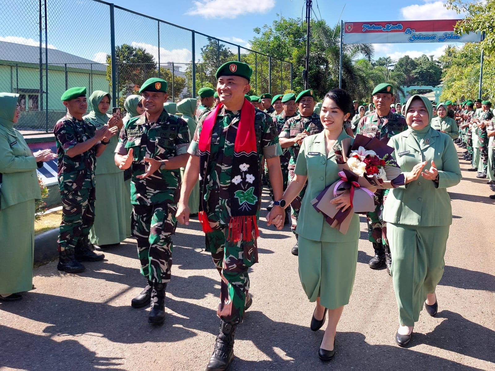 DISAMBUT : Dandim 1009/TLa yang baru Letkol Inf Adhy Irawan bersama istri ketika disambut para personil Kodim di depan mako, Minggu (20/7/2025) siang. (Foto : Norsalim Yahya/Radar Banjarmasin)