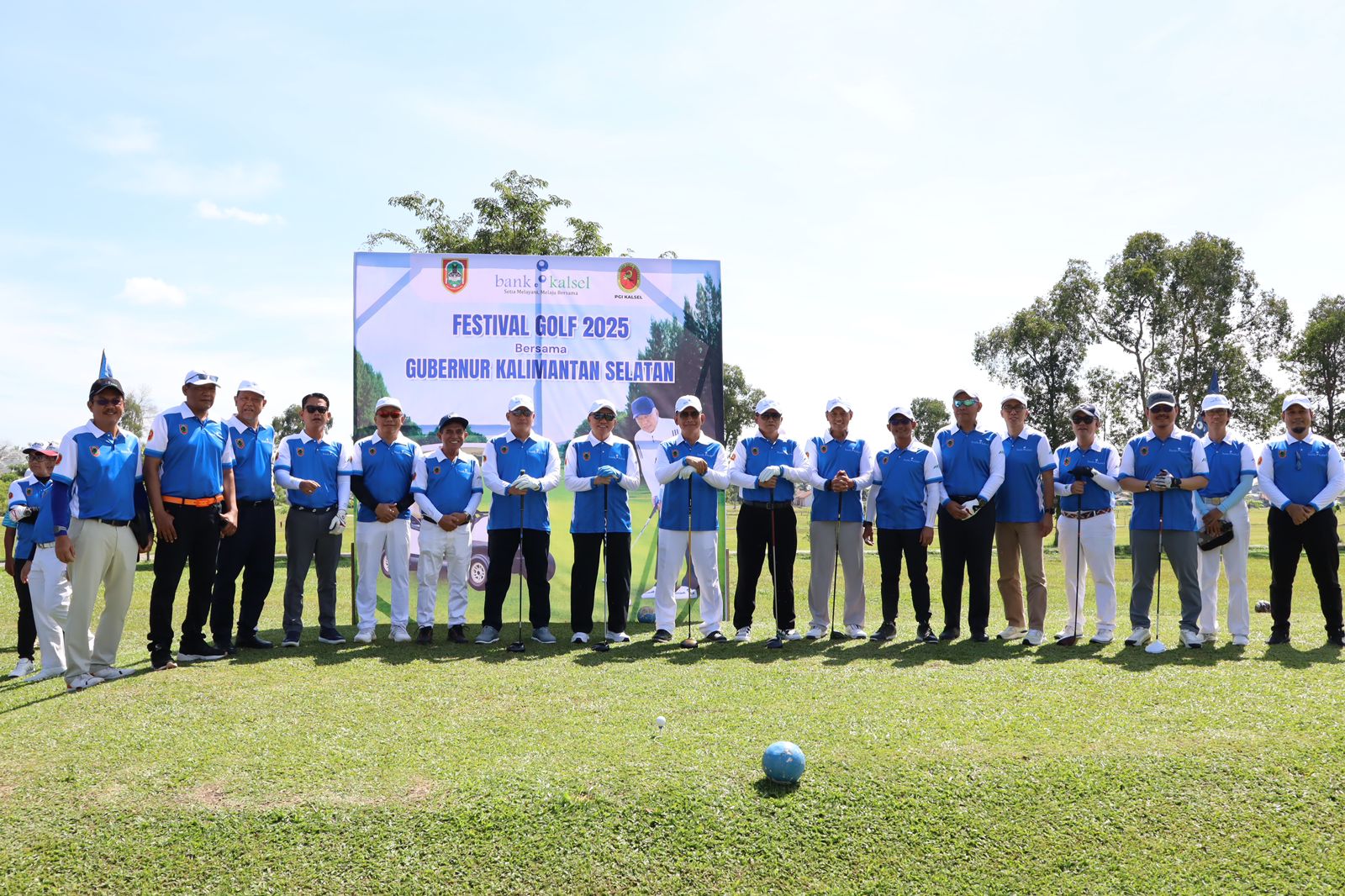 Gubernur Kalsel H. Muhidin bersama Forkopimda, kepala daerah, dan peserta Festival Golf 2025 berfoto bersama di Lapangan Swargaloka Golf, Banjarbaru, usai pembukaan kegiatan dalam rangka Ha
