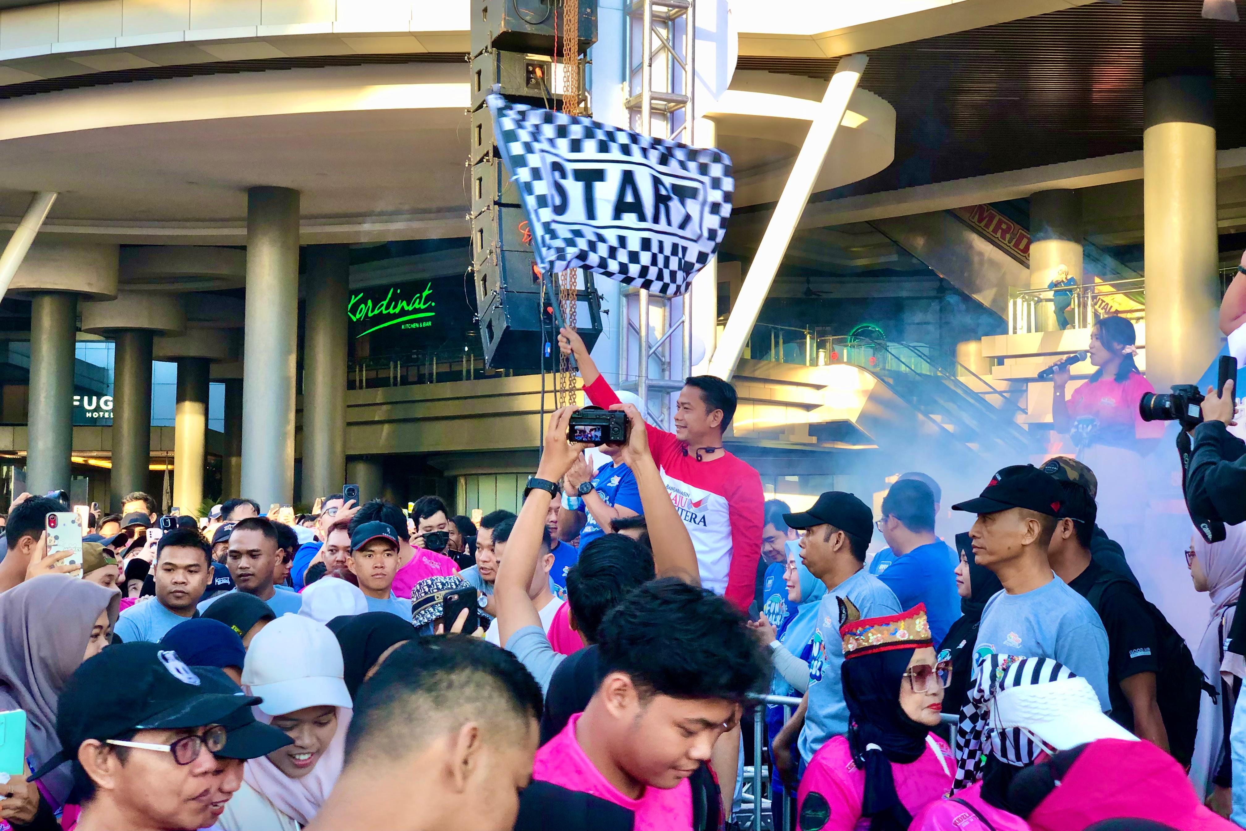 START: Bendera start dikibarkan, para peserta DM Fun Walk menyusuri rute sepanjang 3,5 kilometer.(Foto-foto:Tia Lalita Novitri/Radar Banjarmasin)