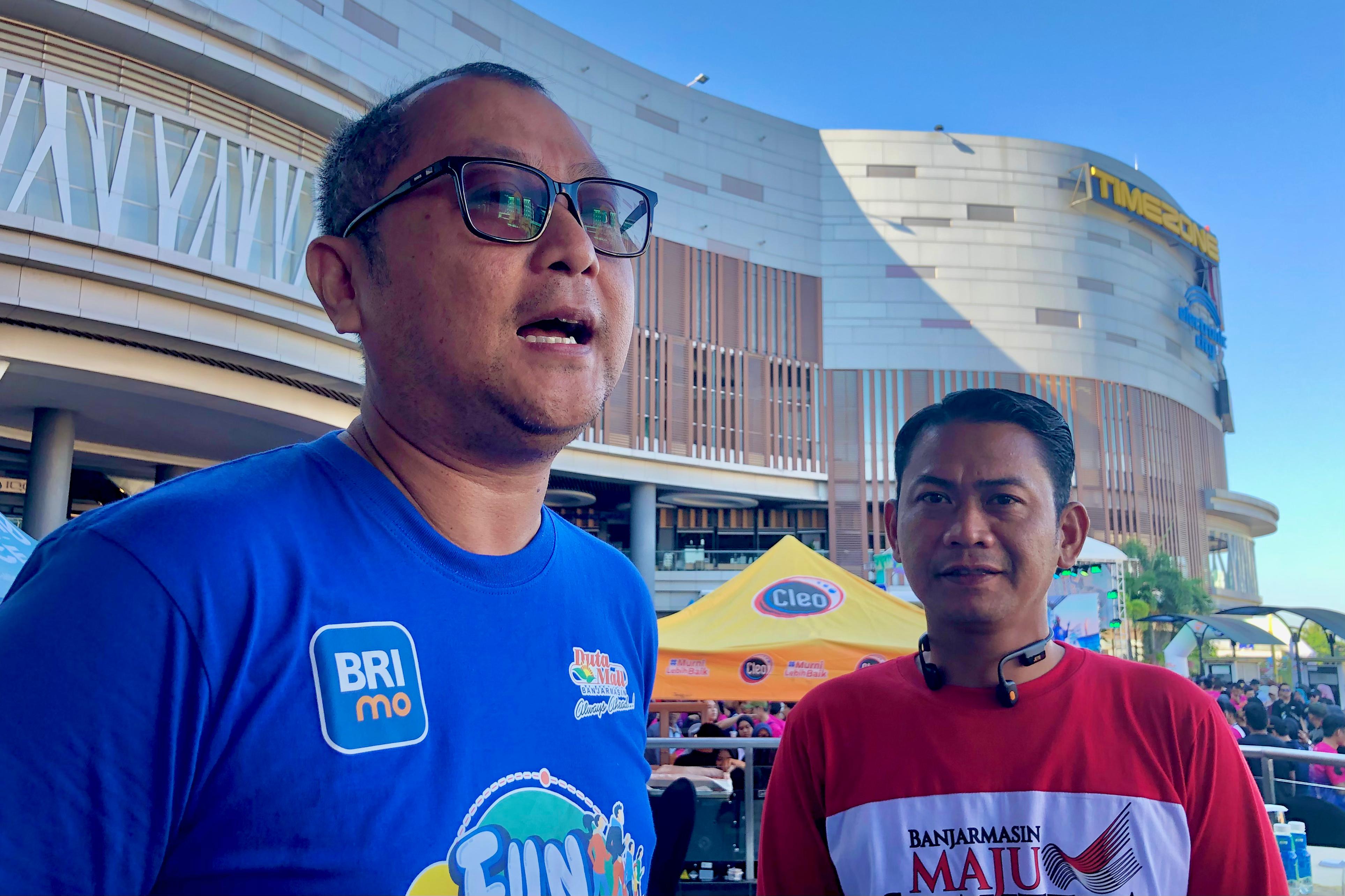 JALAN SANTAI: Deputy GM Duta Mall Banjarmasin, Dodi Triciptadi dan Wali Kota Banjarmasin, HM Yamin HR pada sesi wawancara usai jalan santai.