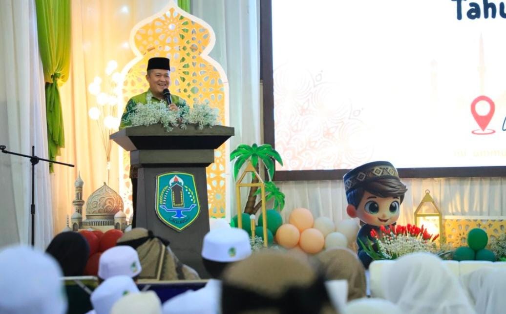 MOMEN:Sekda HSU, Adi Lesmana menyampaikan sambutan di acara Wisuda Deeniyat dan Tahfidz Madrasah Ibtidaiyah Ummul Qura Amuntai di Aula Dr KH Idham Chalid, Sabtu (19/7/2025).