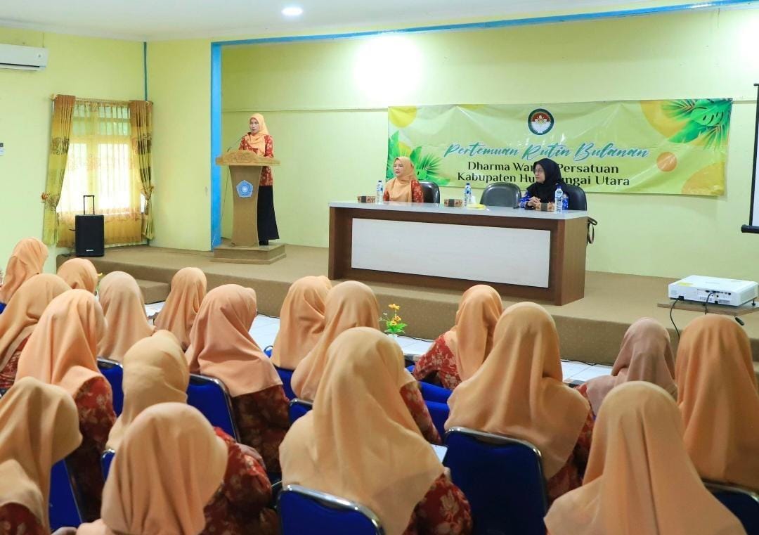 SAMBUTAN:Ketua DWP HSU Mislena Marangkir Adi Lesmana (depan kiri ) saat buka temu rutin DWP HSU, di Gedung PKK HSU, Kamis (17/7/2025).