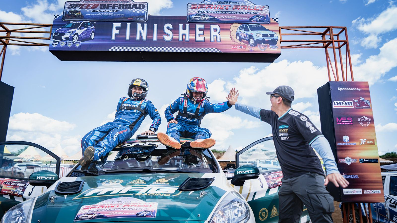 MEMBANGGAKAN: Muhammad Kholilul Rahman bersama co-driver Tri Arjuna meraih prestasi di debut pertama di Sprint Rally.