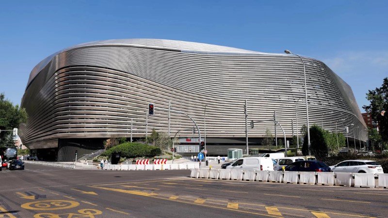 MARKAS: Stadion Santiago Bernabeu tampak depan. Biaya renovasinya menghabiskan Rp19 triliun.