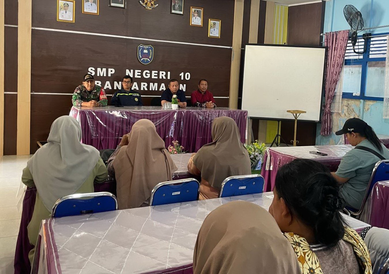 MEDIASI: Disaksikan Bhabinkamtibmas dan Babinsa Kelurahan Gadang, Kepala SMPN 10 Banjarmasin mempertemukan dan mendamaikan para orang tua siswa.