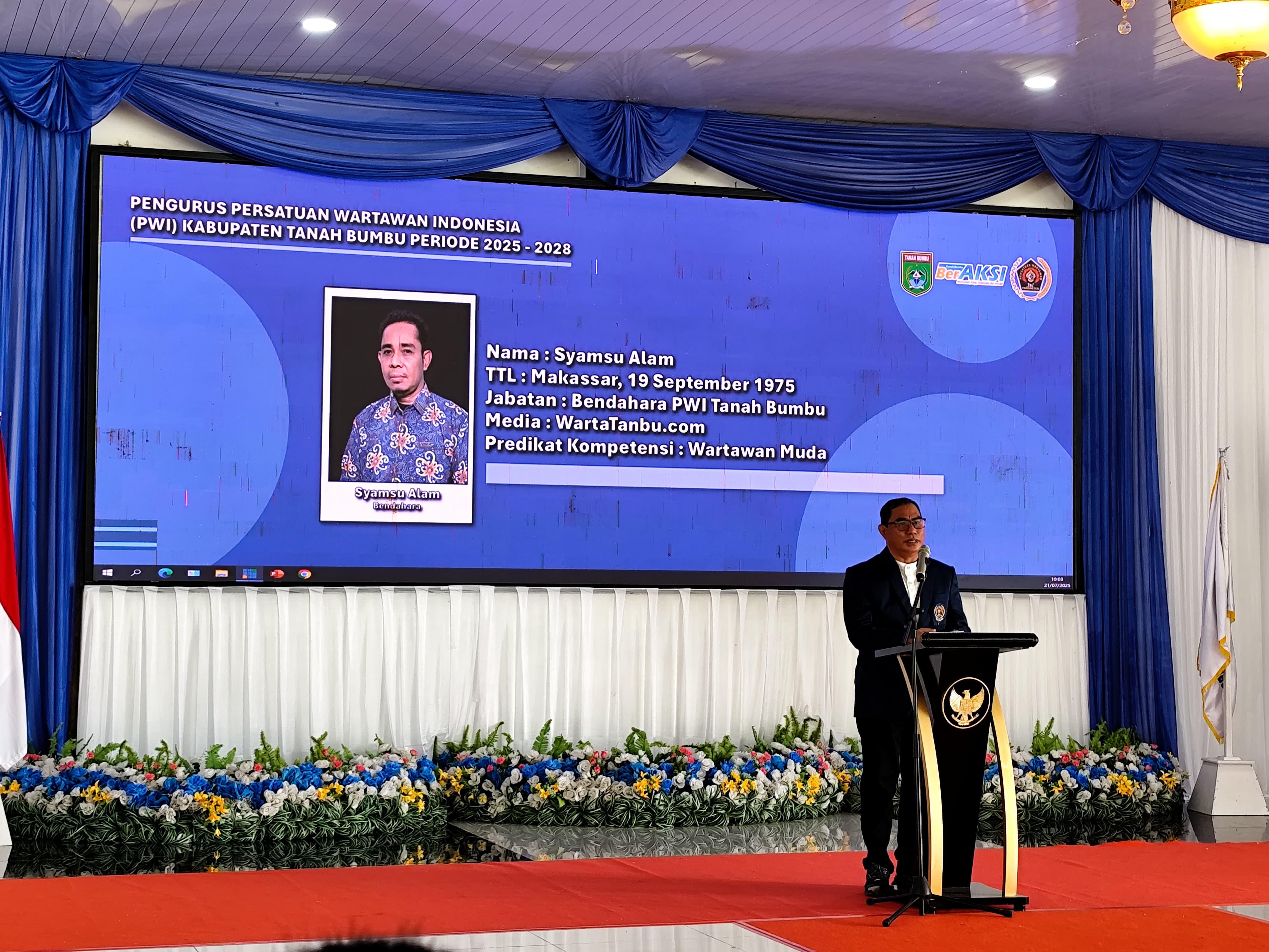 SAMBUTAN: Ketua PWI Kalsel, Zainal Helmie menyampaikan sambutan pada pelantikan pengurus PWI Tanah Bumbu periode 2025&ndash;2028. (Foto: Zulqarnain/Radar Banjarmasin)