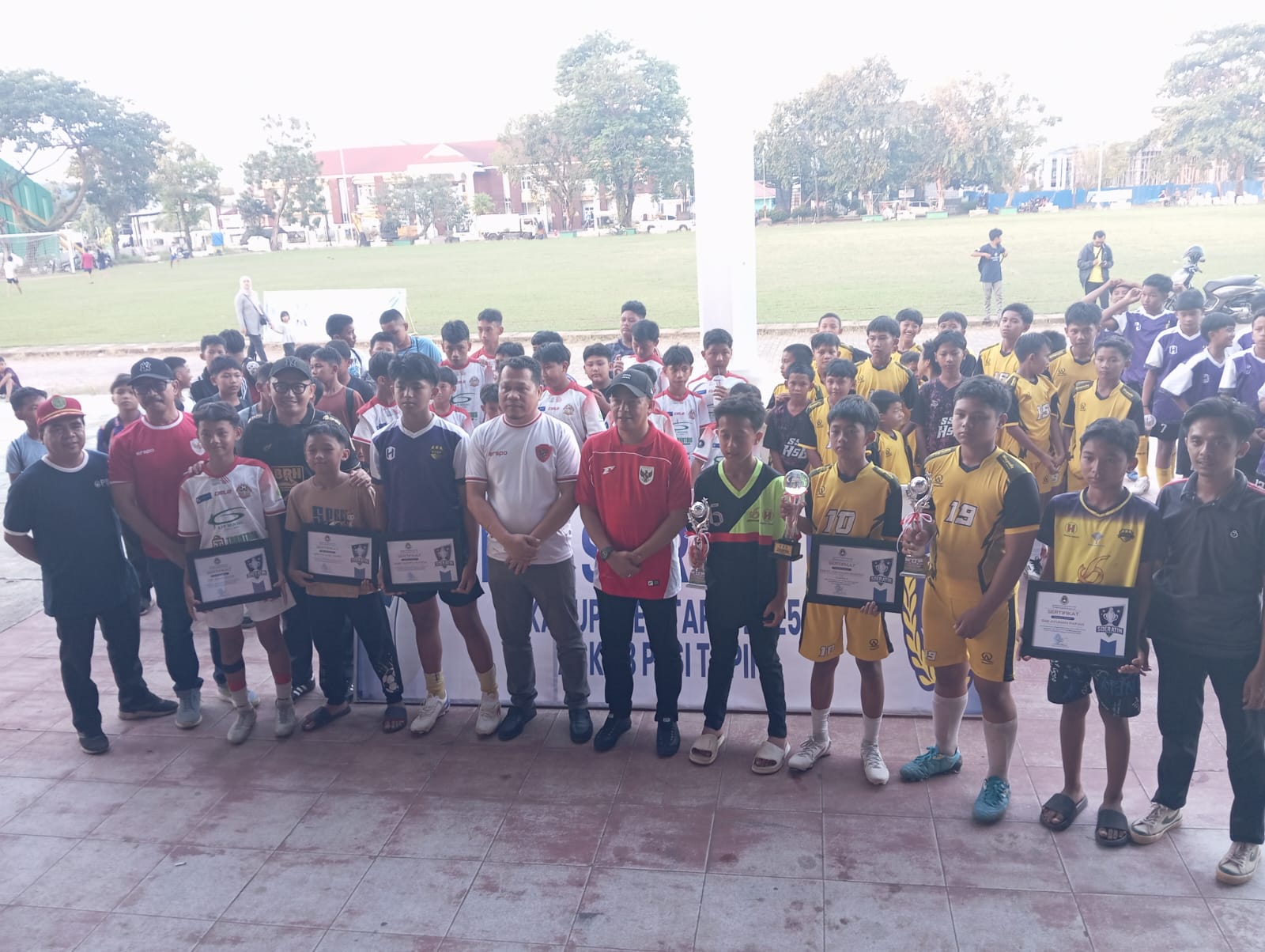 PEMENANG: Ketua Askab PSSI Tapin, Ferdy Setiawan bersama seluruh anak-anak yg ikut piala Soeratin U-13. Foto Rasidi Fadli