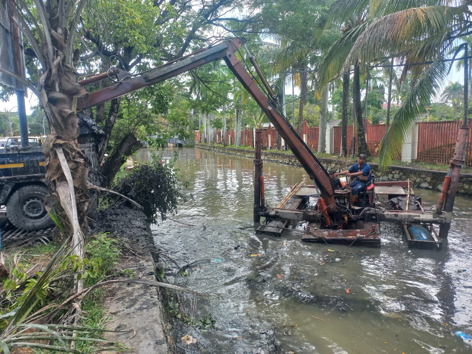 MENGERUK: Ekskavator amfibi menormalisasi Sungai Tatas, yang mengelilingi kawasan Masjid Raya Sabilal Muhtadin. (Riyad Dafhi Rizki/Radar Banjarmasin)