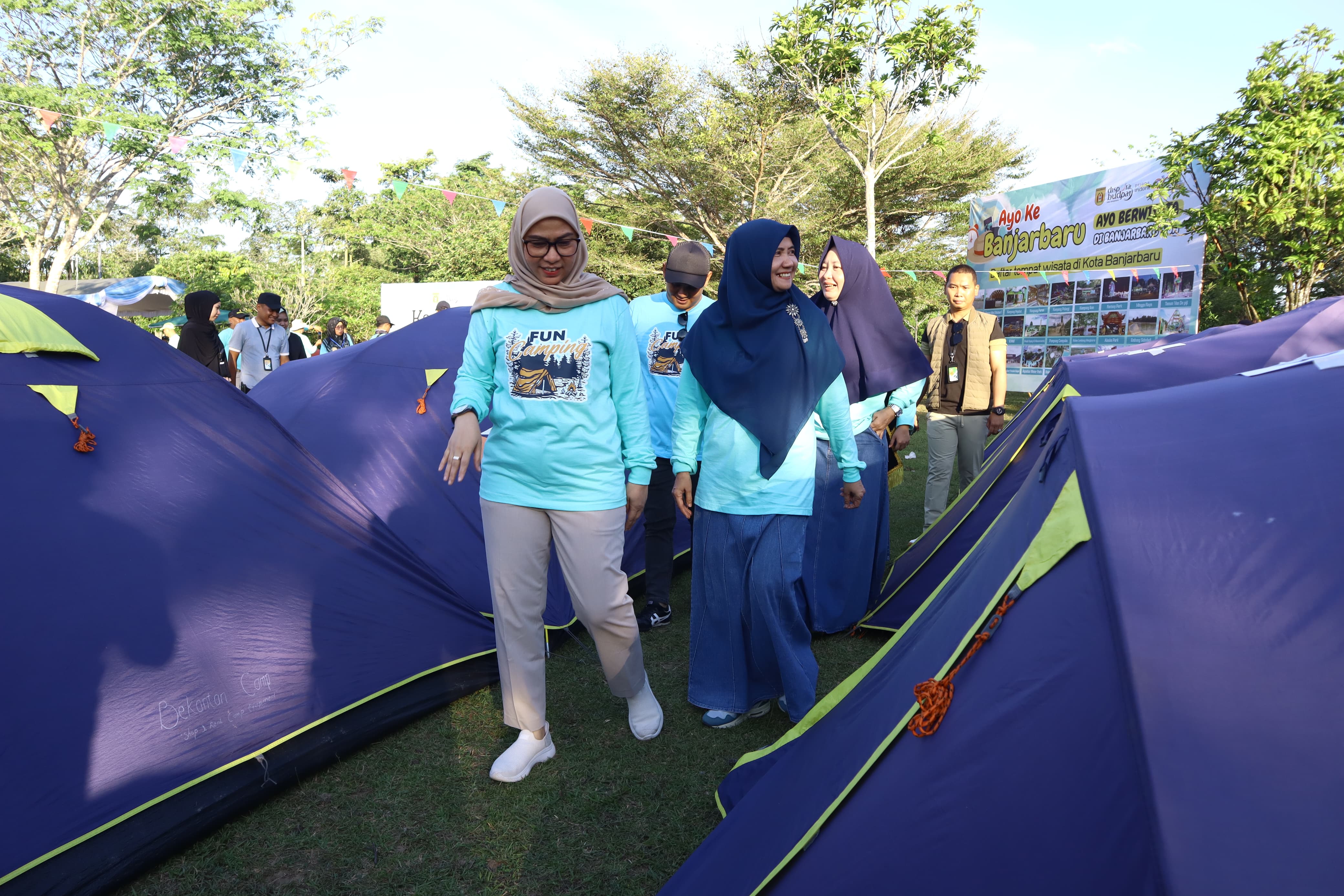 MENINJAU:Wali Kota Banjarbaru, Erna Lisa Halaby didampingi Plt Kepala Disporabudpar Banjarbaru, Sri Lailana meninjau kemah peserta Kemah Wisata Pokdarwis di Kebun Raya Banua, 19-20 Juli 2025.(MC BJB)
