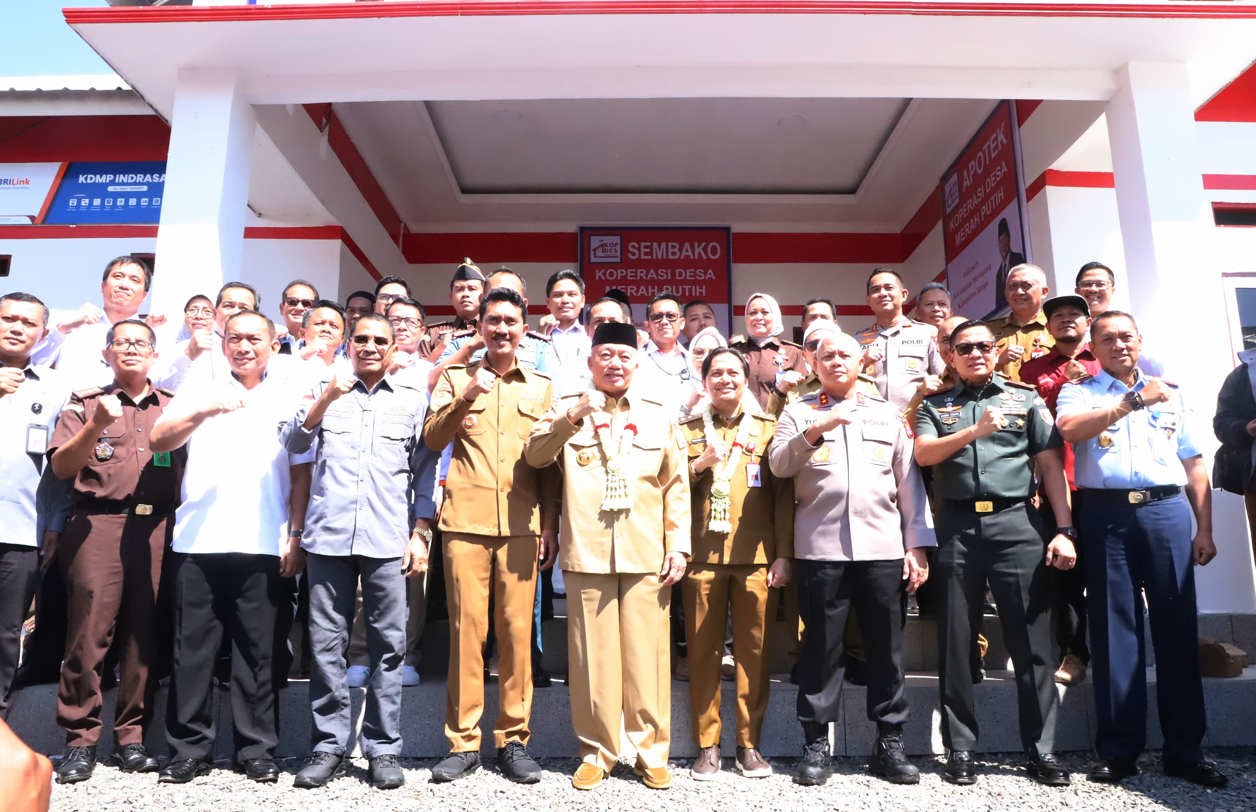 Gubernur Kalsel H Muhidin dan Wagub Kalsel, Hasnuryadi Sulaiman berfoto bersama jajaran Forkopimda usai meresmikan Koperasi Desa Merah Putih di Martapura.(Foto:Yusnadian Noor)