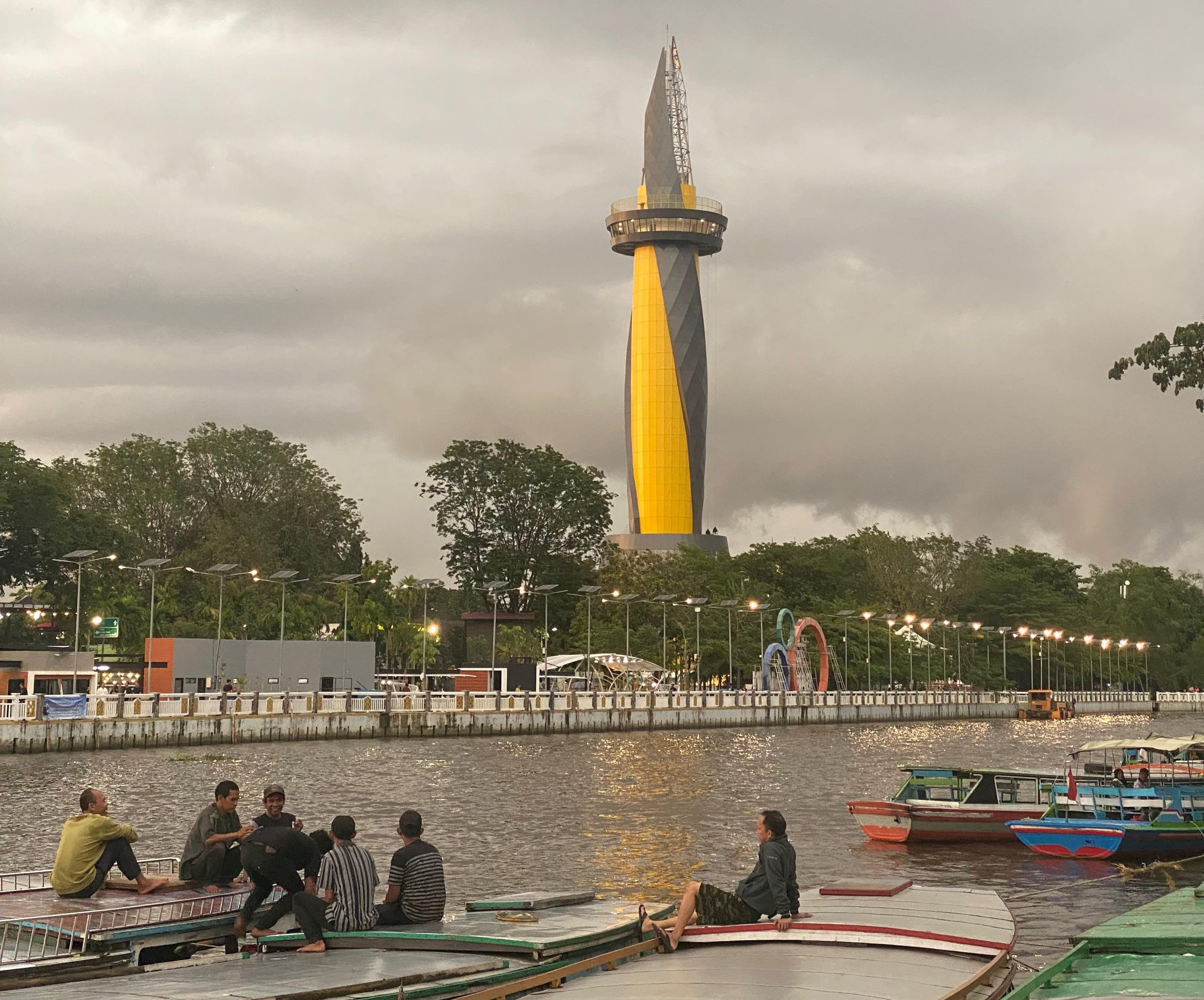 PERAHU WISATA: Kelotok yang membawa wisatawan menyusuri Sungai Martapura saat sandar di kawasan Siring Menara Pandang.