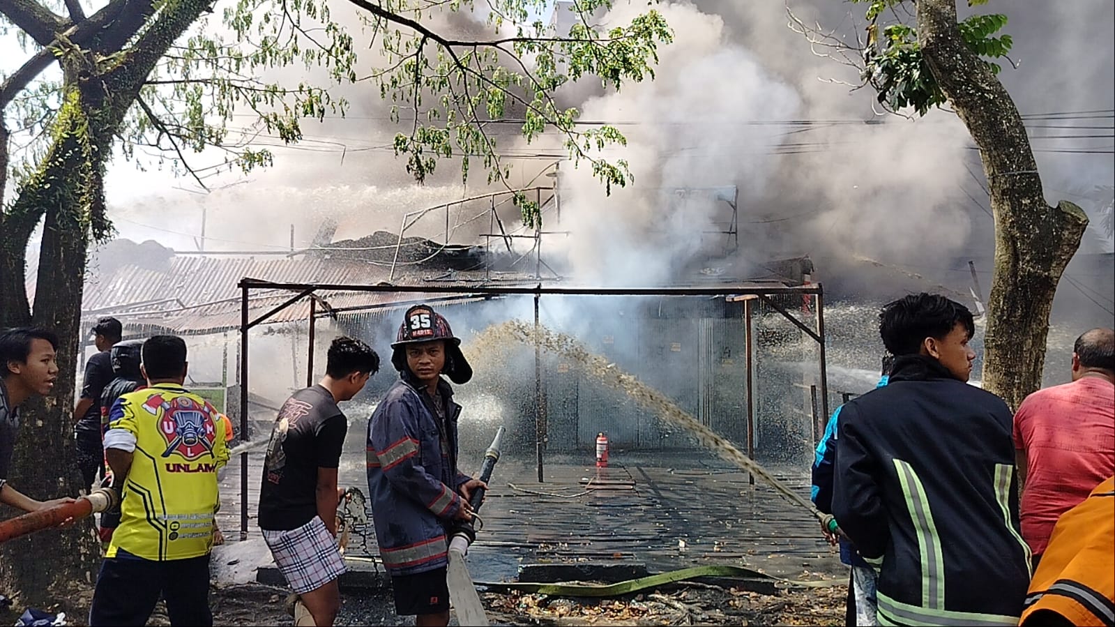 BERKOBAR:Relawan damkar berjibaku memadamkan api di lokasi kebakaran Jalan Belitung Darat.//maulana.