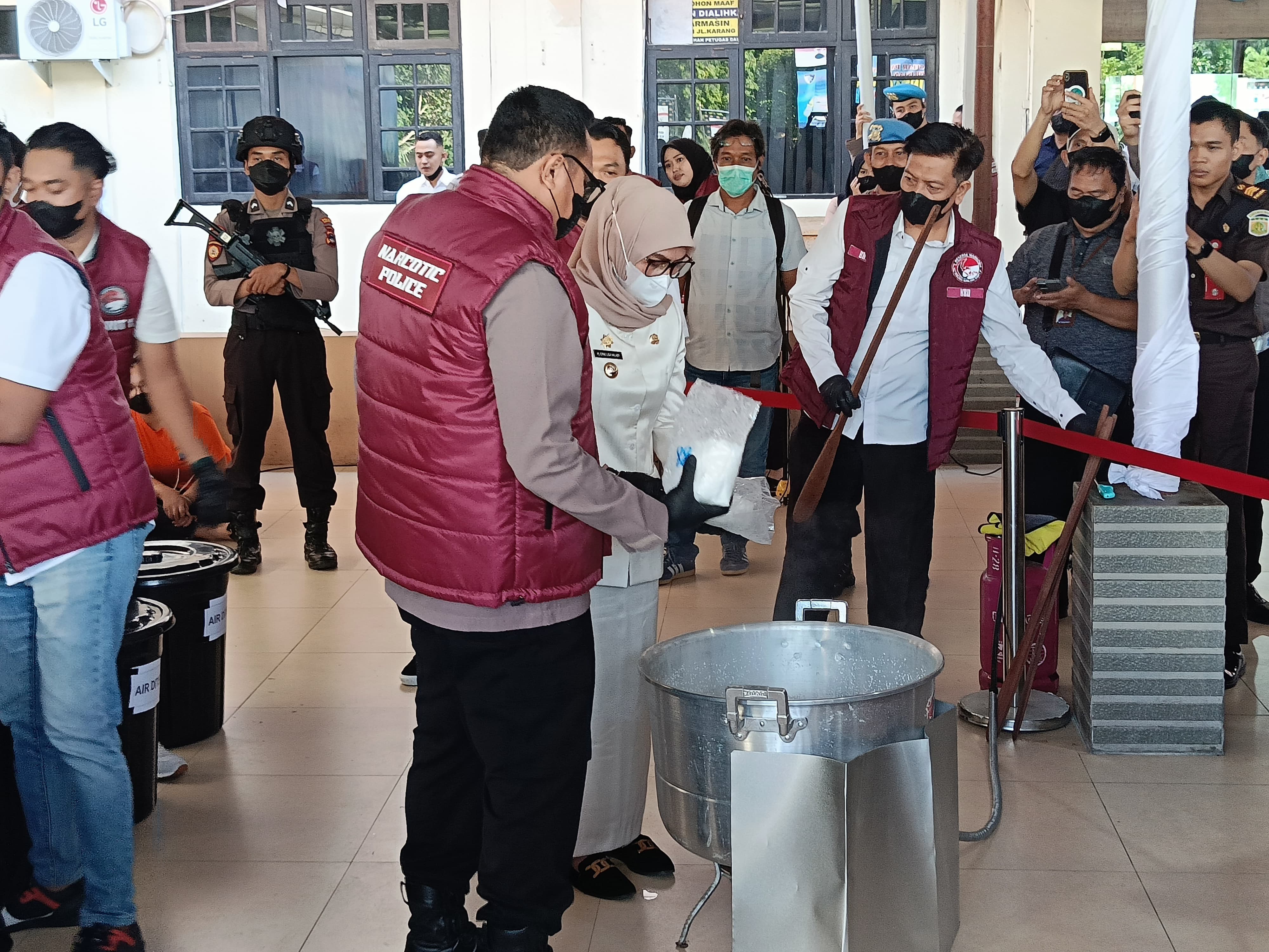PEMUSNAHAN: Kapolres bersama Wali Kota Banjarbaru pimpin pemusnahan barang bukti sabu 22,6 Kg hasil pengungkapan Satuan Reserse Narkoba (Satresnarkoba), Selasa (22/7/2025).