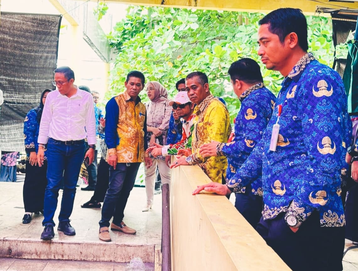 SIDAK: Anggota Komisi II DPRD HSU bersama dinas terkait saat meninjau Pasar Induk Amuntai di Kelurahan Antasari, Kecamatan Amuntai Tengah.