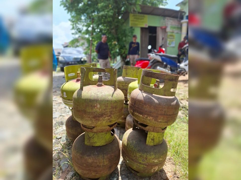 DIGREBEK : Inilah barang bukti gas meolan yang diamankan Satpol PP dan Damkar Tala dari sebuah pangkalan di wilayah Jorong. (Foto : Satpol PP dan Damkar Tala untuk Radar Banjarmasin)