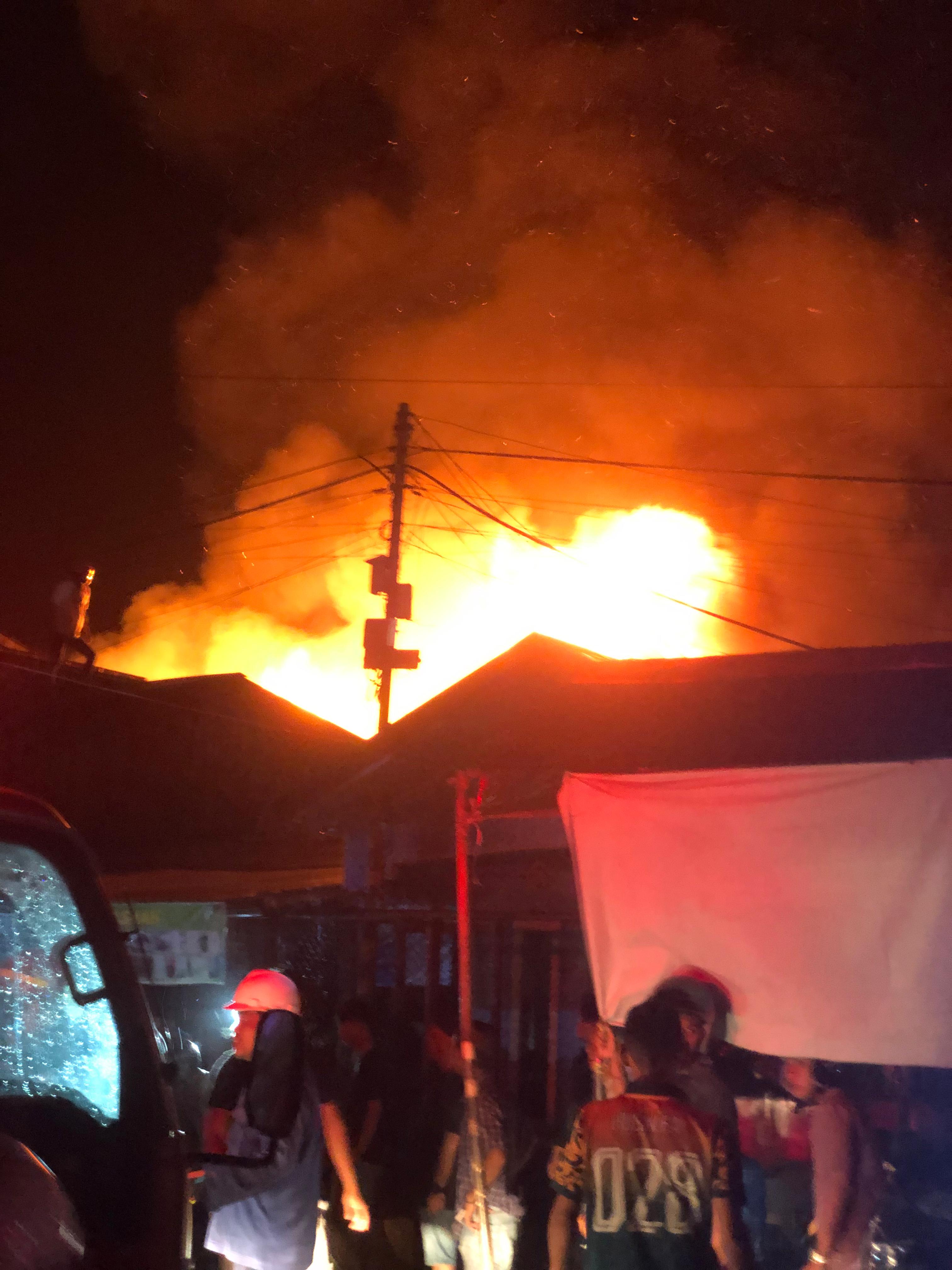 BERKOBAR: Kebakaran di Kelurahan Kotabaru Hulu (Higa Gunung) Kecamatan Pulau Laut Utara. Foto: Jumain/ Radar Banjarmasin.