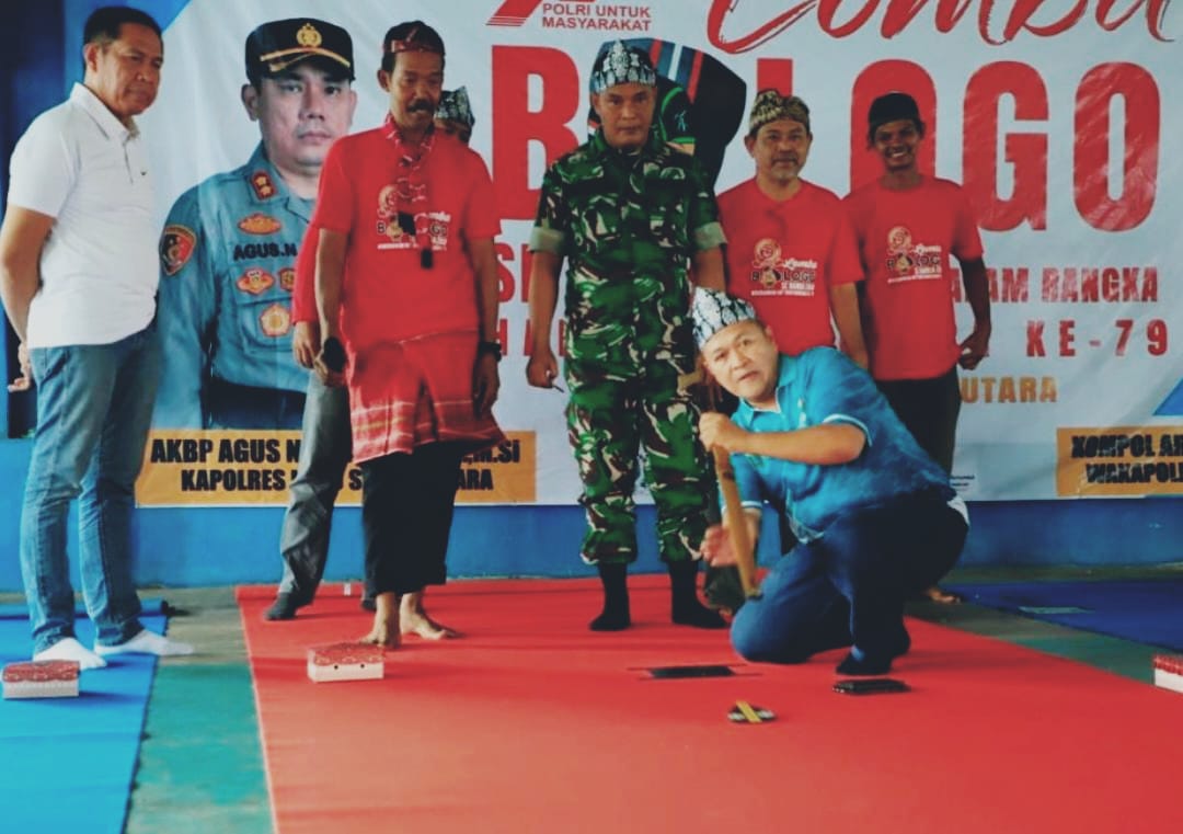 MOMEN:Sekda HSU, Adi Lesmana bermain balogo tanda event Lomba Balogo se-Banua Enam resmi dibuka di Gedung Lambung Mangkurat, Kota Amuntai, Minggu (20/7/2025).