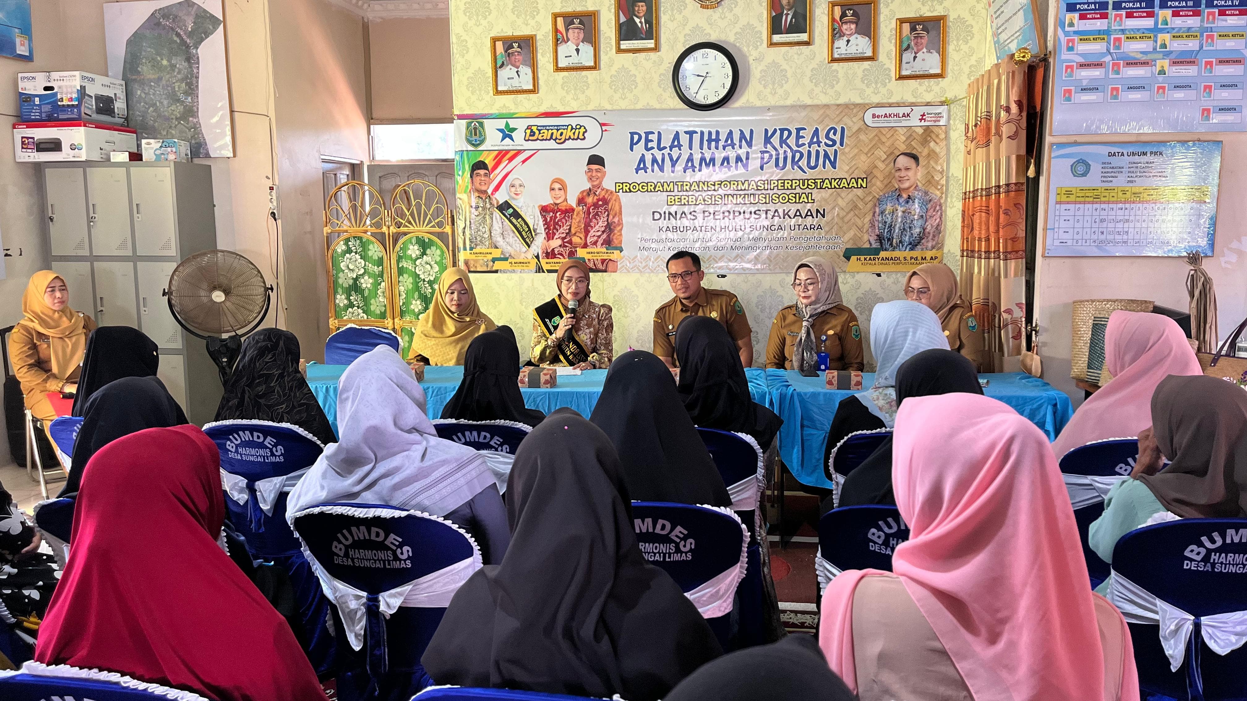 HADIR:Bunda Literasi Kabupaten HSU, Hj Murniati Sahrujani membuka Pelatihan Kreasi Anyaman Purun Program Transformasi Perpustakaan Berbasis Inklusi Sosial (TPBIS), di Desa Sungai Limas.