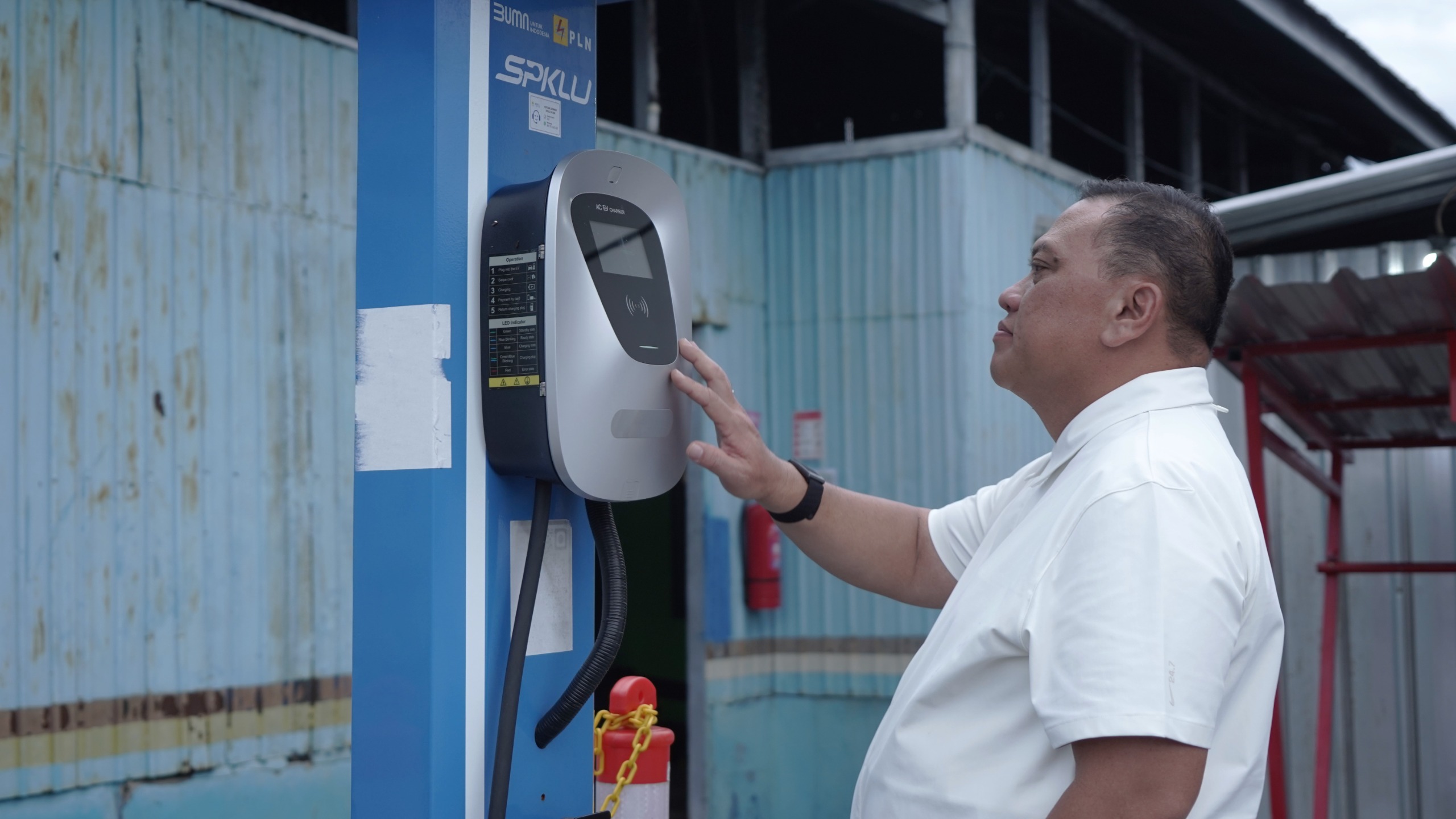 PASTIKAN NORMAL:GM PLN UID Kalselteng, Iwan Soelistijono, melakukan pengecekan SPKLU ULP Sukamara.(Foto-foto:PLN UID Kalselteng)