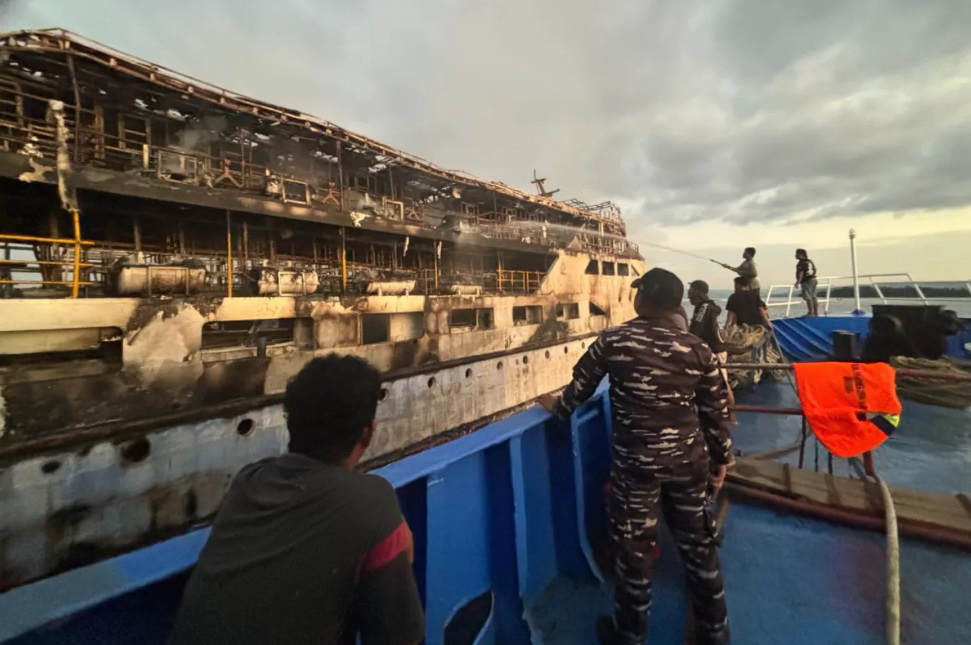 PEMADAMAN: Potret KM Barcelona V setelah terbakar hebat di Perairan Talise, Sulut pada Minggu (20/7). (TNI AL)