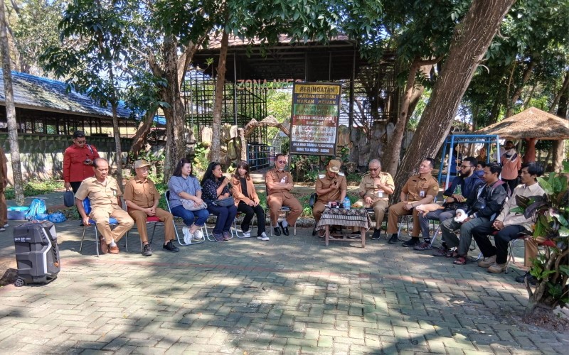 DIALOG: Wali Kota Banjarmasin, Muhammad Yamin berdiskusi dengan komunitas pecinta satwa mengenai rencana pembenahan KBM Jahri Saleh. (Foto: Riyad Dafhi Rizki/Radar Banjarmasin)