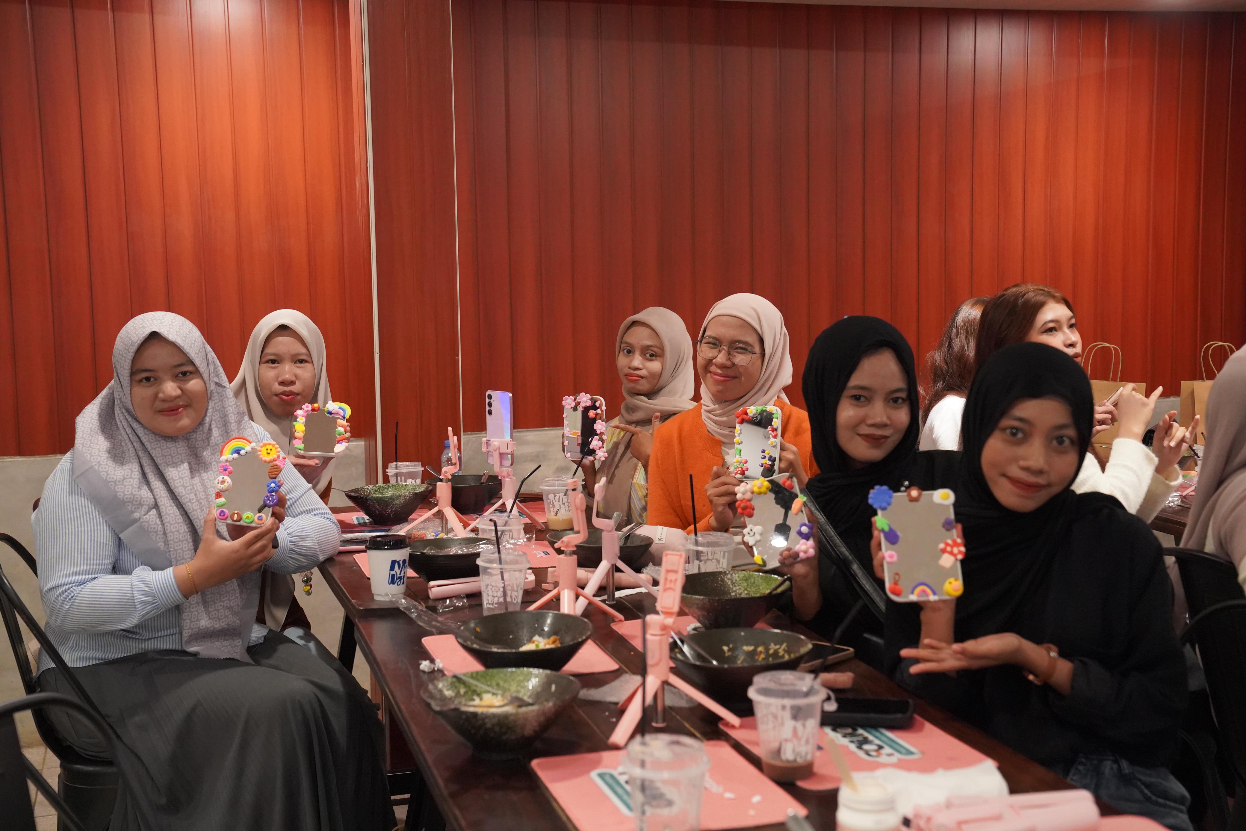 KREATIF: Para peserta diajak membuat mirror clay class bersama tim Fun-Loving Friends usai riding bareng.(Foto-foto: PT STSJ Yamaha Kalselteng)