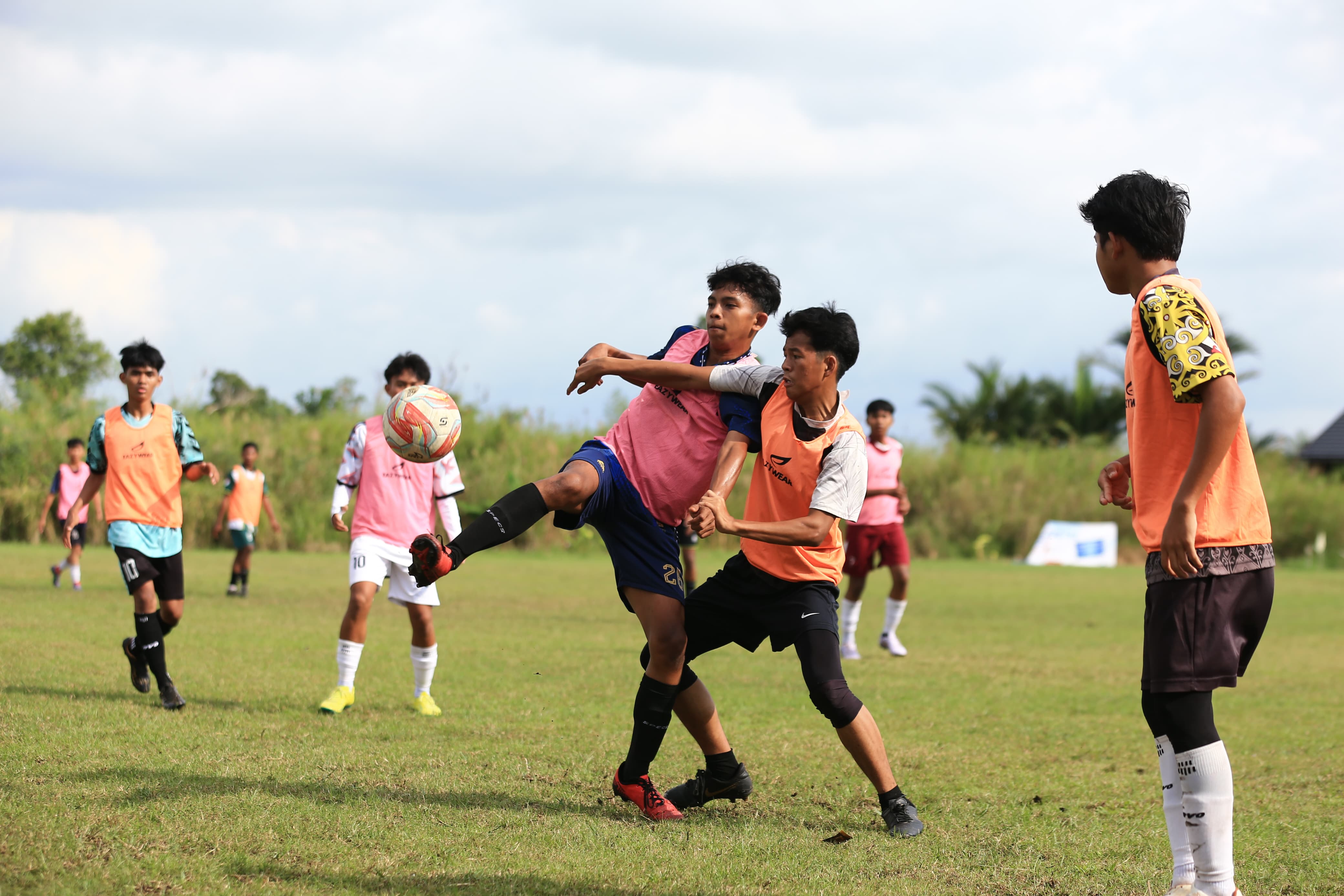 LATIHAN: Skuad Peseban Banjarmasin U-17 menjalani latihan rutin jelang kick-off Soeratin U-17 Kalsel 2025.(M Idris Jian Sidik)