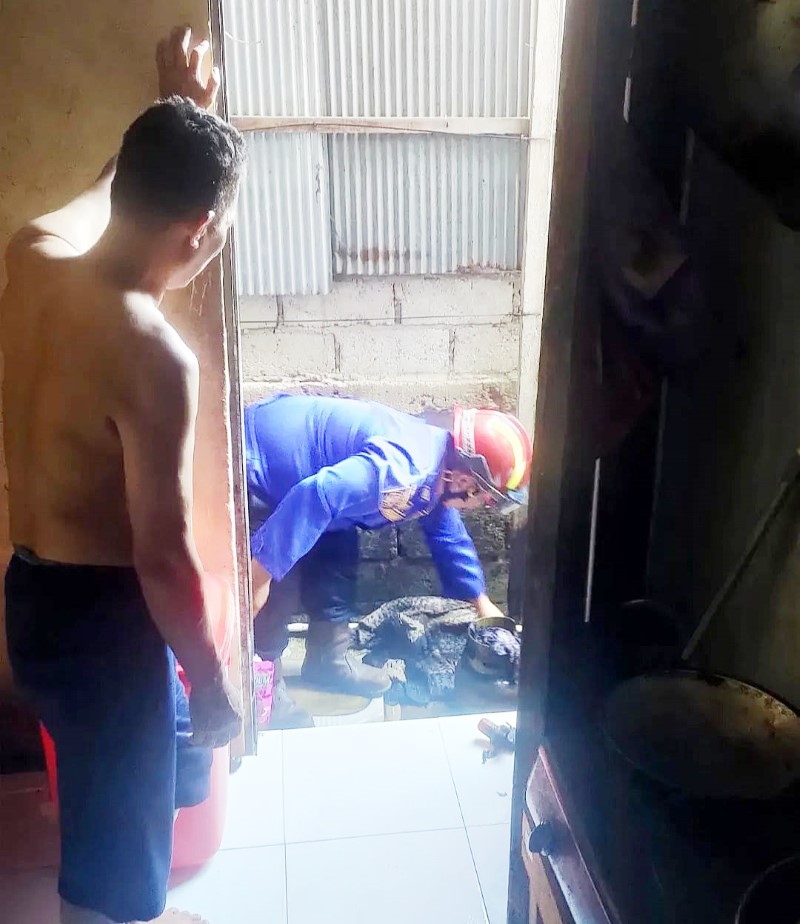 MEMADAMKAN: Damkar Banjarbaru saat memadamkan api yang dipicu kebocoran gas elpiji di Kelurahan Syamsudin Noor, Selasa (22/7). (UPT Damkar Banjarbaru)