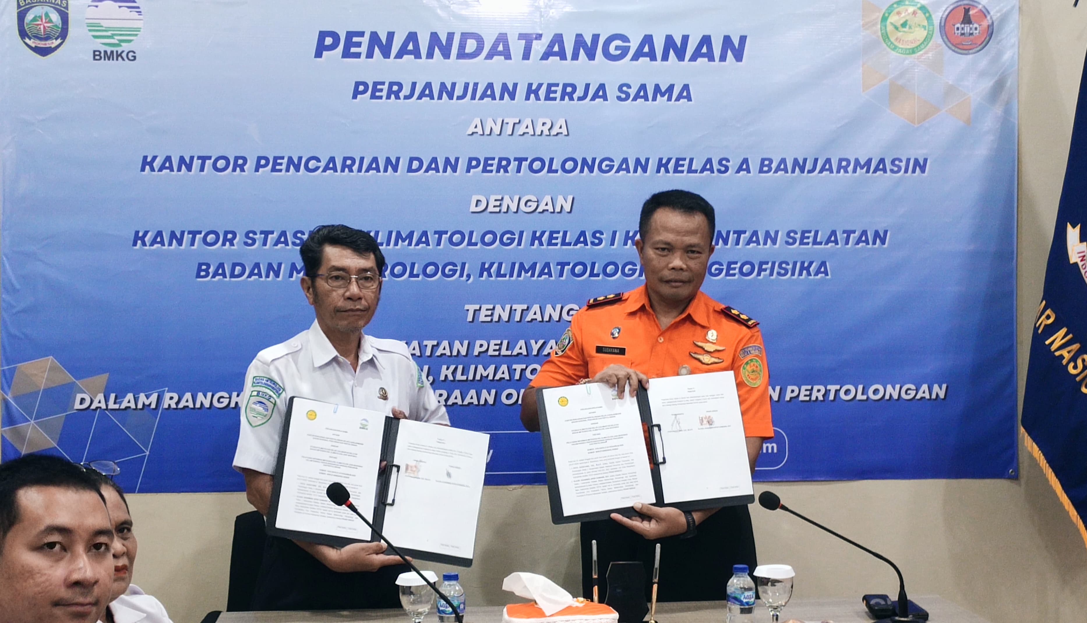 SEPAKAT:Kepala BMKG Kalsel dan Kepala Basarnas Banjarmasin menunjukkan dokumen kerja sama yang telah ditandatangani, Selasa (22/7/2025) pagi.(Foto:Fadlan Zakiri/Radar Banjarmasin)