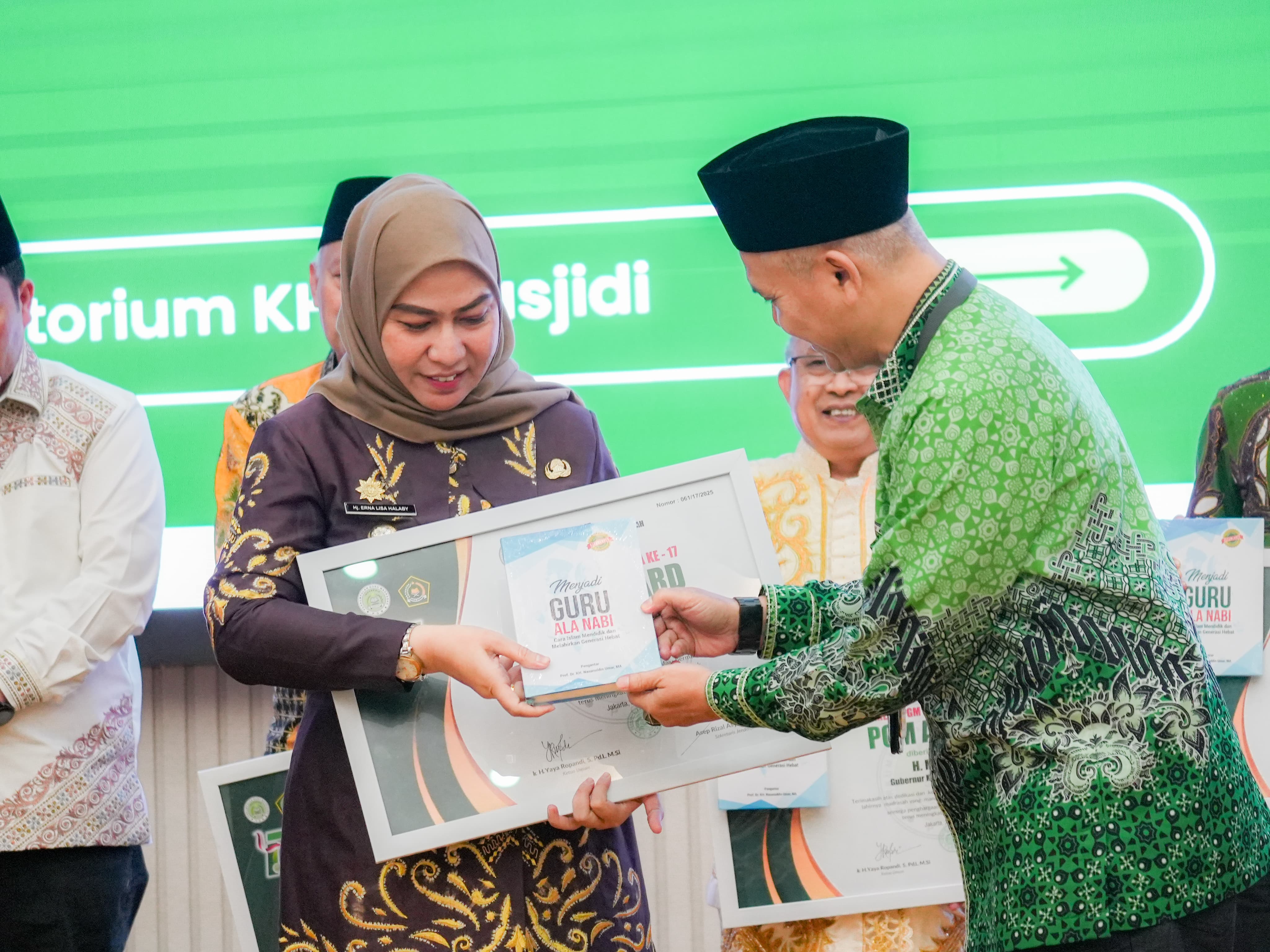 APRESIASI:Wali Kota Banjarbaru, Lisa Halaby menerima penghargaan dari Persatuan Guru Madrasah (PGM) Indonesia di Jakarta, Rabu (23/7/2025).(Foto:MC Banjarbaru)