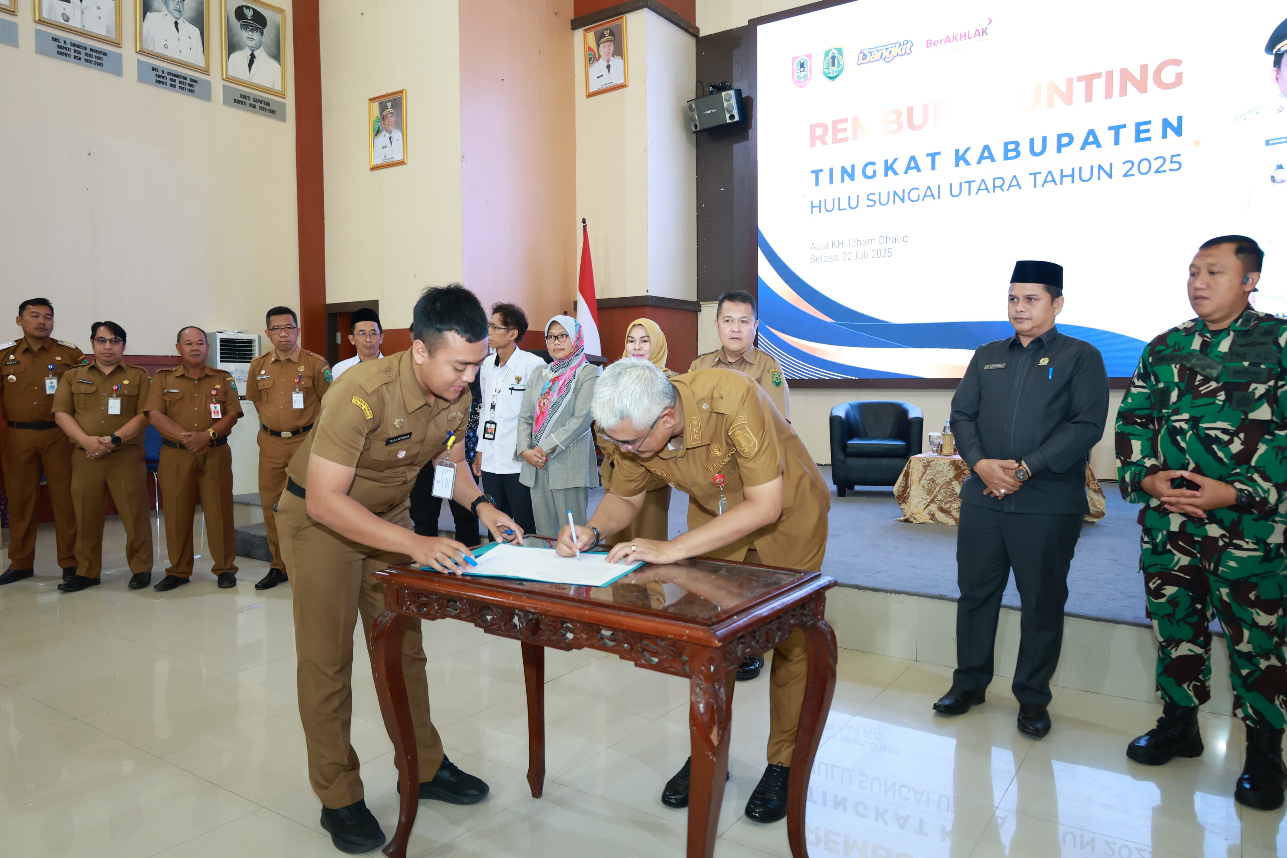 HADIR:Wakil Bupati HSU, Hero Setiawan menandatangani komitmen lintas sektor dalam percepatan penurunan stunting di Aula Dr KH Idham Chalid, Kota Amuntai, Selasa (22/7/2025).
