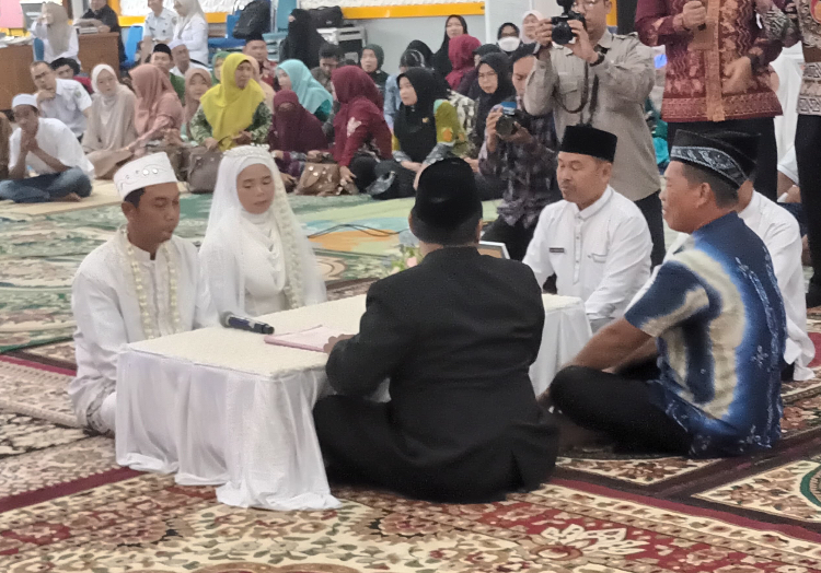 Salah satu pasangan nikah massal menjalani prosesi akad nikah di Pendopo Bersinar Pembataan. (Ibnu Dwi Wahyudi/Radar Banjarmasin)