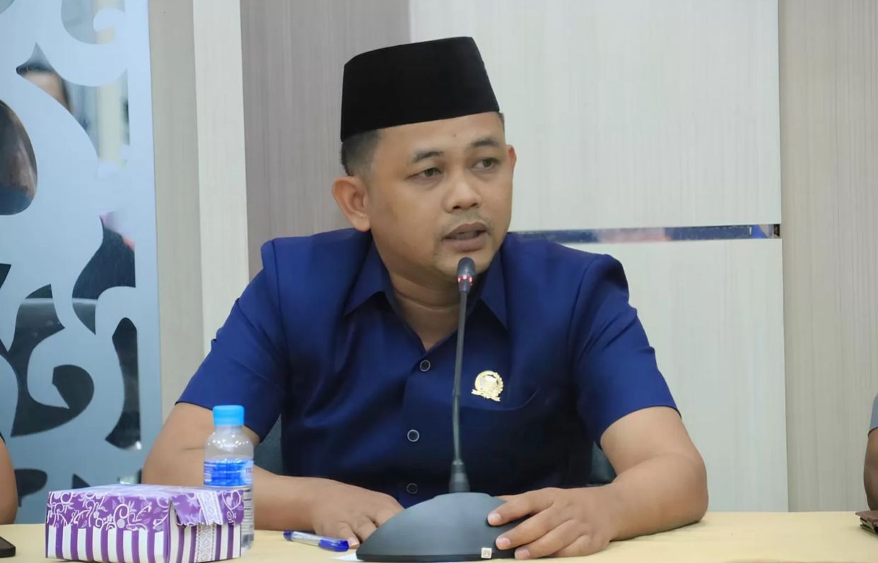 BICARA: Anggota DPRD Tanah Bumbu dari Fraksi PAN, Makhruri, menyampaikan pandangan dalam salah satu agenda DPRD Tanah Bumbu. (Foto: Humas DPRD Tanah Bumbu)