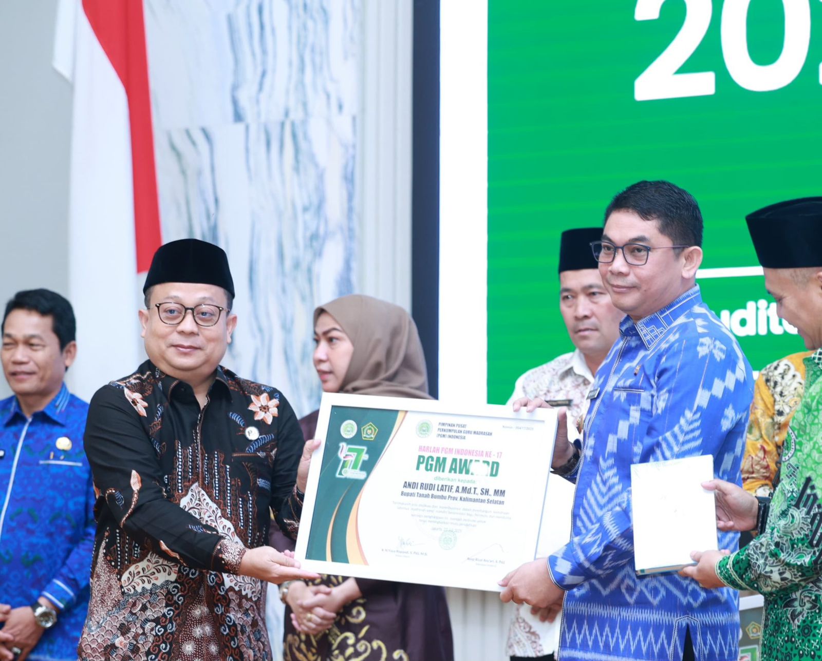 PENGHARGAAN: Bupati Tanah Bumbu Andi Rudi Latif menerima penghargaan PGM Award 2025 atas program dukungan pendidikan madrasah. (Foto: Prokopim Tanah Bumbu untuk Radar Banjarmasin)