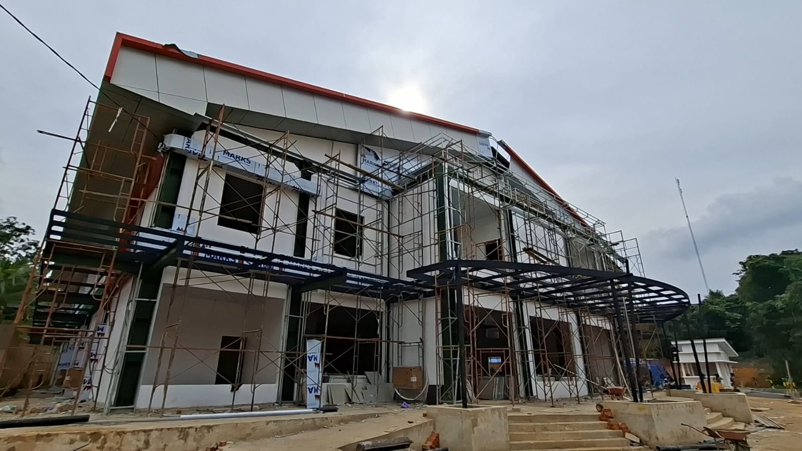 DIKEBUT: Proyek Gedung Mal Pelayanan Publik (MPP) Kabupaten Balangan memasuki anggaran tahap kedua. (Foto: M Dirga/Radar Banjarmasin)