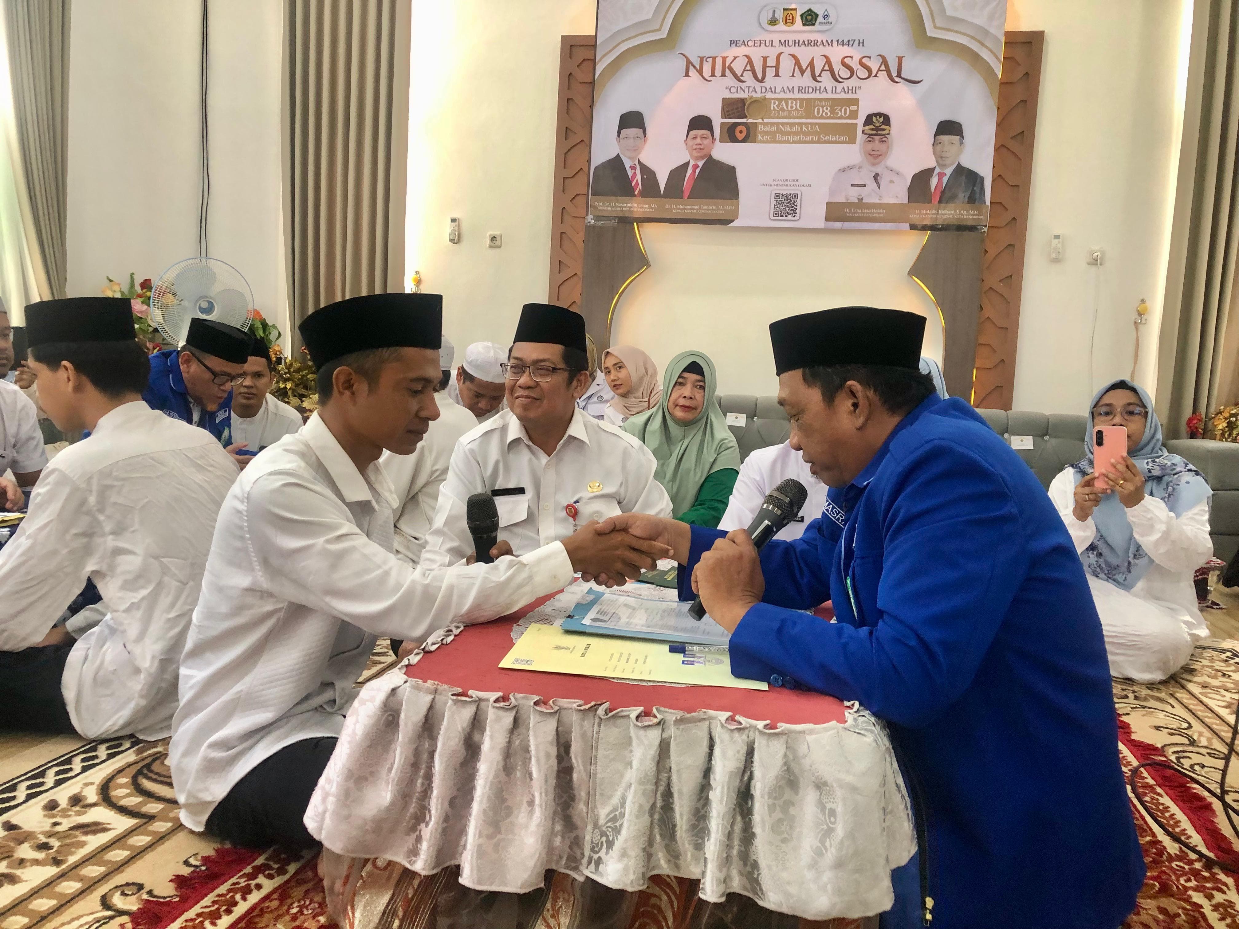 SERENTAK: Mempelai pria ketika melangsungkan akad nikah di KUA Banjarbaru Selatan, Rabu (23/7/2025). Kemenag RI menggelar Nikah Massal Serentak di Indonesia. (Foto: Sheilla Farazela/Radar Banjarmasin)