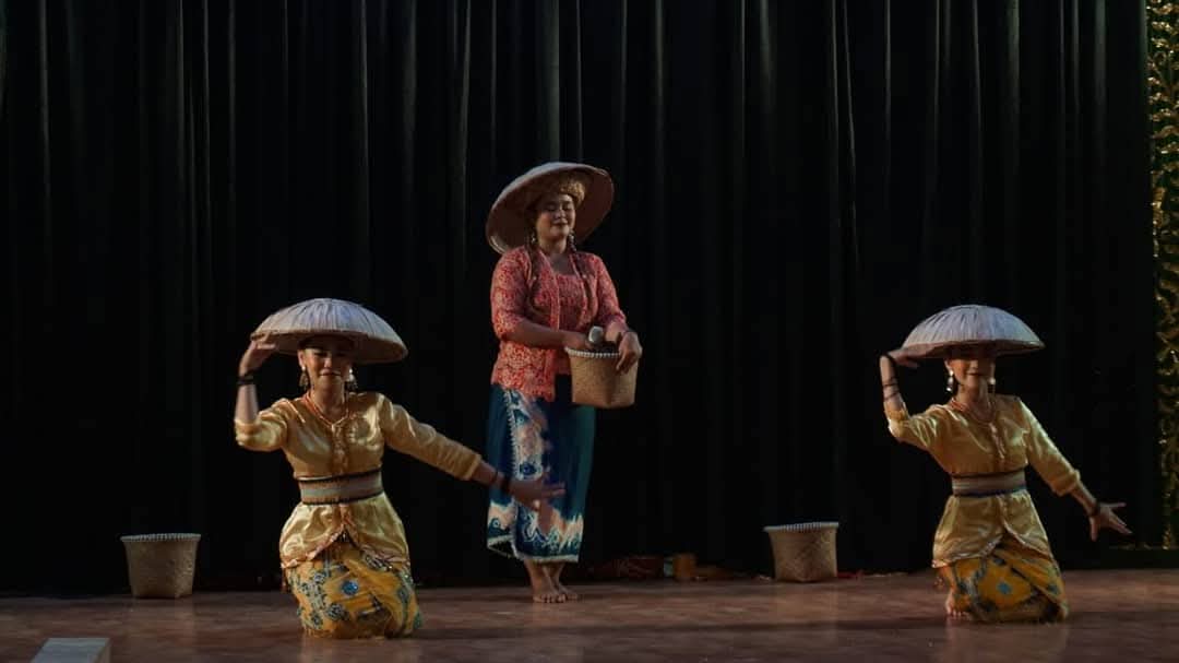 DIPENTASKAN: Baandi-Andi saat tampil di Taman Budaya Banjarmasin.  Foto Dedy Wahyuni untuk Radar Banjarmasin