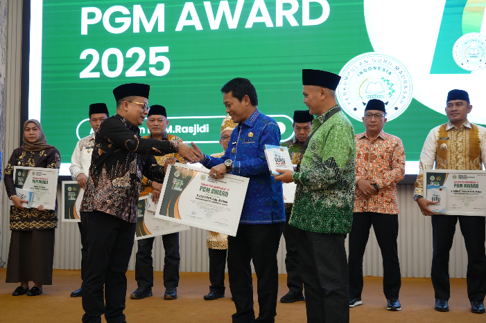 PENGHARGAAN NASIONAL:Bupati Kabupaten Balangan, H Abdul Hadi menerima penghargaan dari PGM Indonesia di Jakarta, Rabu (23/7/2025).