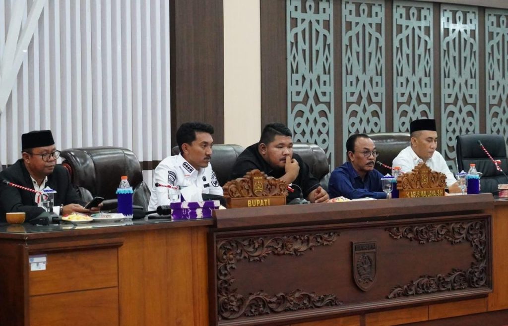 RAPAT:Bupati Banjar, H Saidi Mansyur dan Ketua DPRD Banjar, H Agus Maulana, serta jajaran Forkopimda mengikuti Rakor Pencegahan Korupsi bersama KPK dan BPKP di Ruang Paripurna DPRD Banjar.