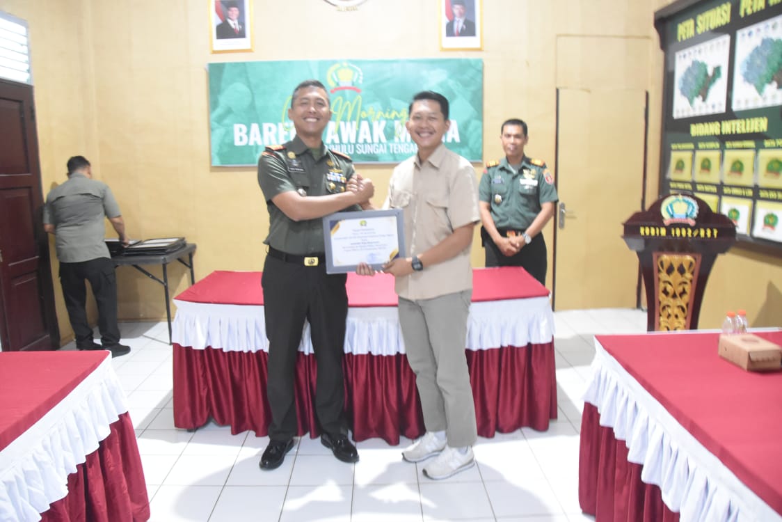 APRESIASI: Dandim 1002/HST, Letkol Inf Fery Perbawa memberikan apresiasin kepada awak media, Kamis (24/7/2025). (Foto: Pendim untuk Radar Banjarmasin).