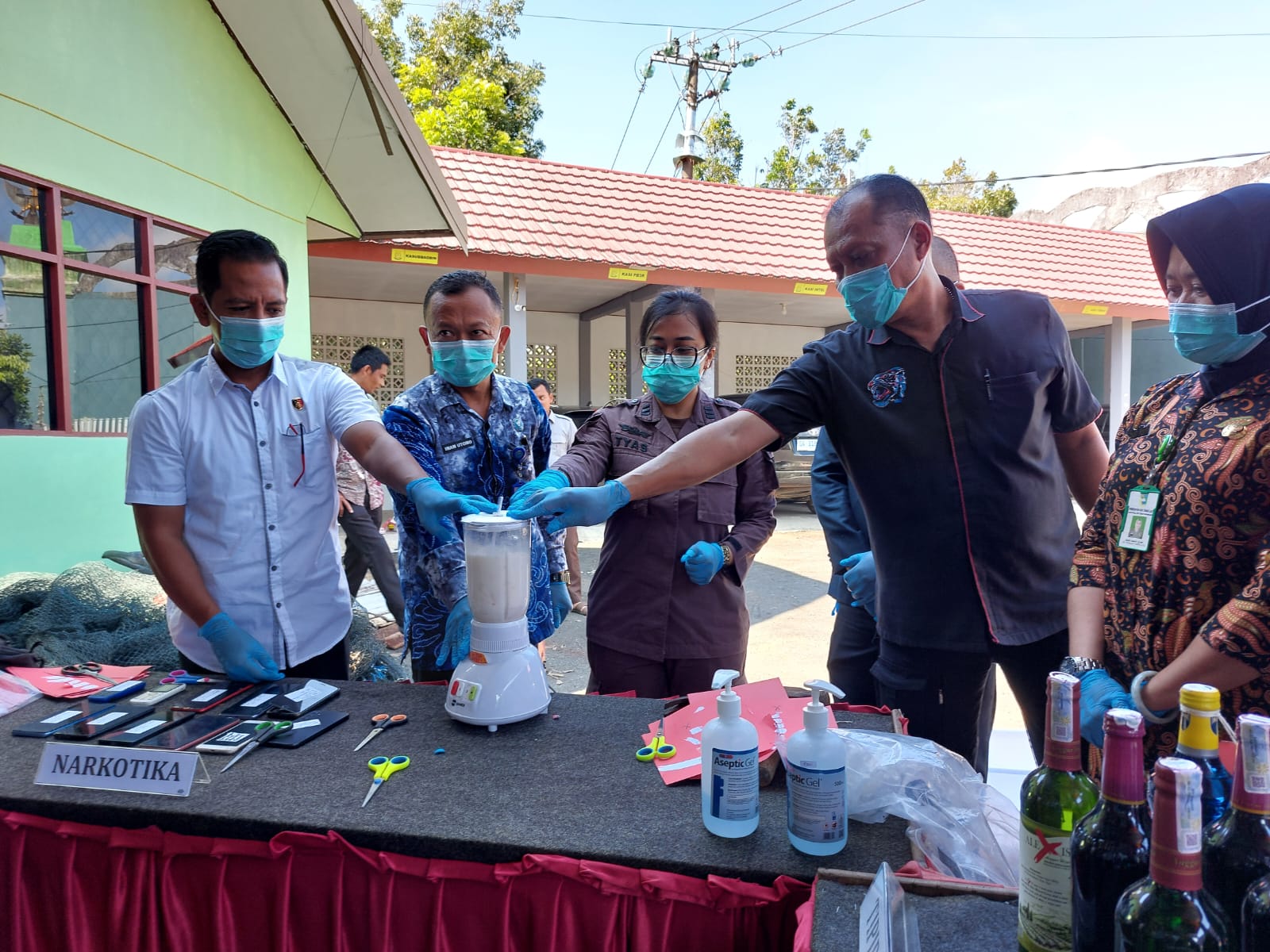 DIMUSNAHKAN : Kasi Pemulihan Aset dan Pengelolaan Barang Bukti, Tamariska Dian Ratna Ningtyas saat memimpin pemusnahan narkotika dengan cara diblender. (Foto : Norsalim Yahya/Radar Banjarmasin)