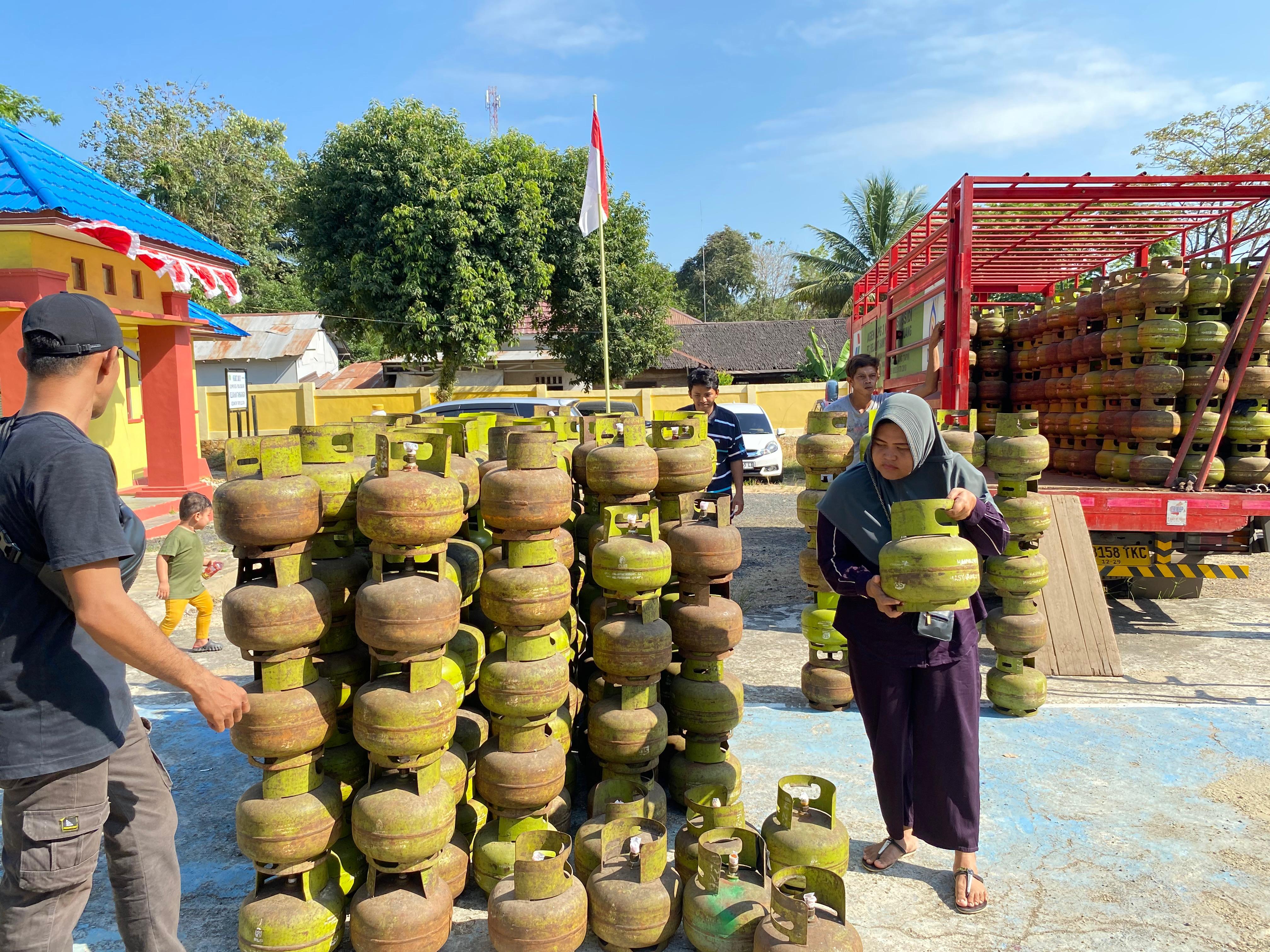 DIMULAI: Warga Kelurahan Tambarangan Kecamatan Tapin Selatan jadi lokasi pertama operasi pasar LPG 3 Kilogram. Foto Disdag Tapin for Radar Banjarmasin