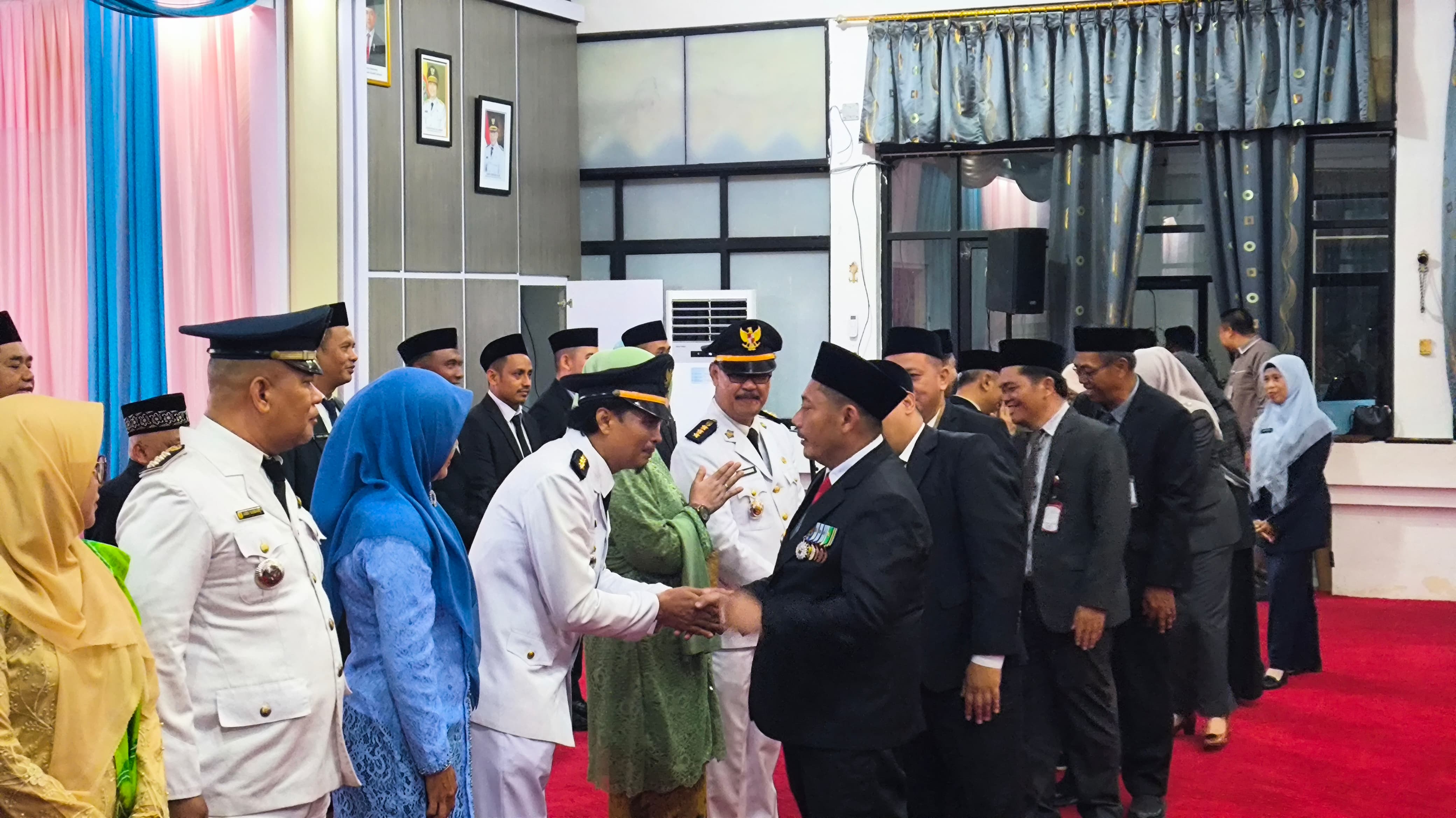 PELANTIKAN: Bupati HST Samsul Rizal menyalami dan ucapkan selamat kepada 16 pejabat baru yang dilantik.