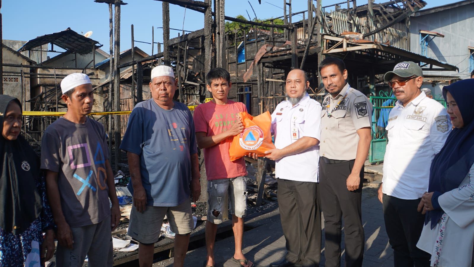 BANTUAN:Pemkab Kotabaru salurkan bantuan untuk korban kebakaran di Kotabaru Hulu, Rabu (23/7/2025).(Foto:Diskominfo Kotabaru)