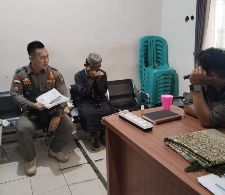 Satpol PP Balangan memeriksa pengemis yang mengatasnamakan tempat ibadah. (Satpol PP untuk Radar Banjarmasin)