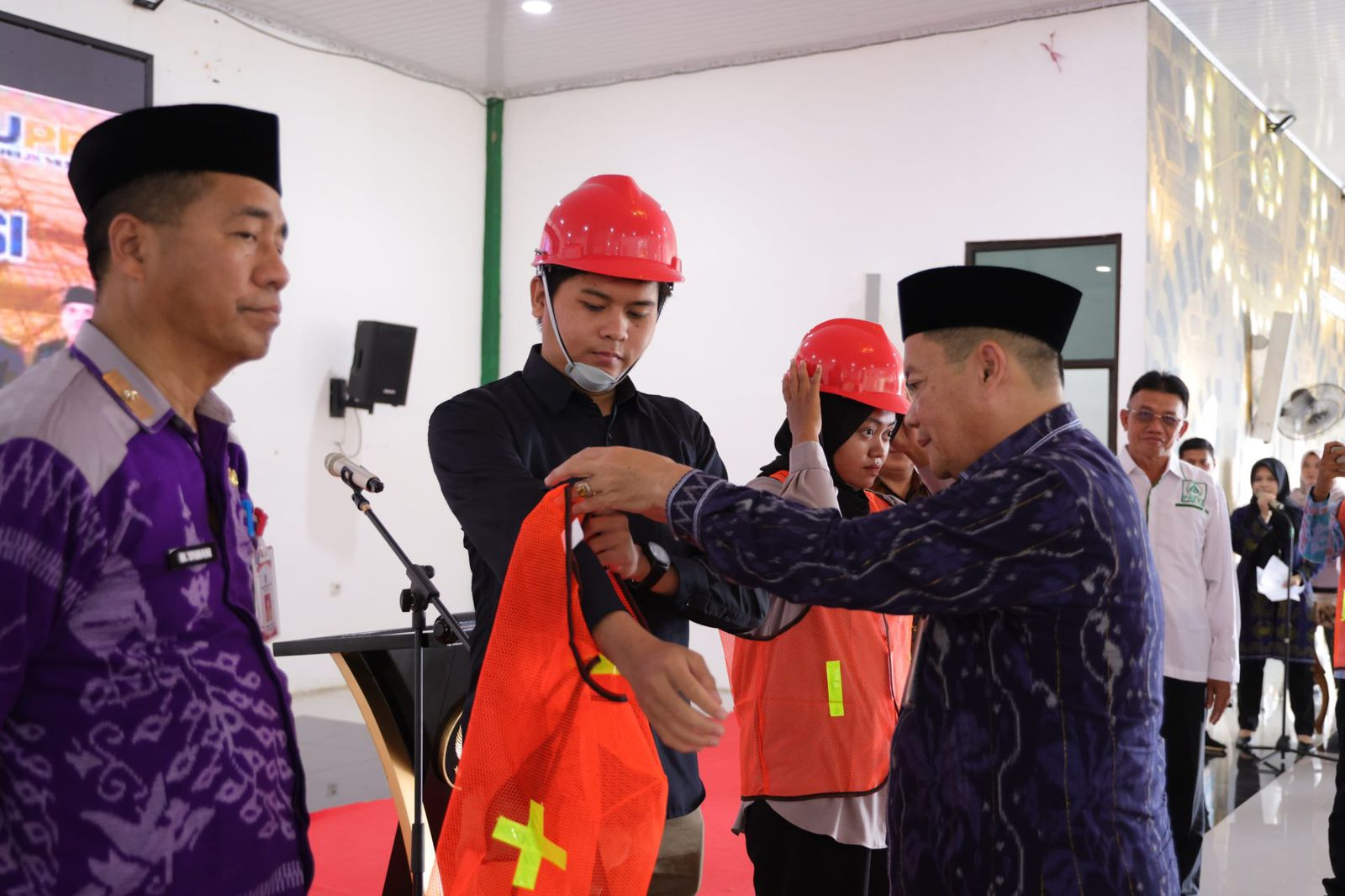 SIMBOLIS: Peserta uji sertifikasi keselamatan konstruksi Tanah Bumbu saat dipakaikan rompi sebagai simbol kesiapan kerja di lapangan. (Foto: Prokopim Tanah Bumbu untuk Radar Banjarmasin)