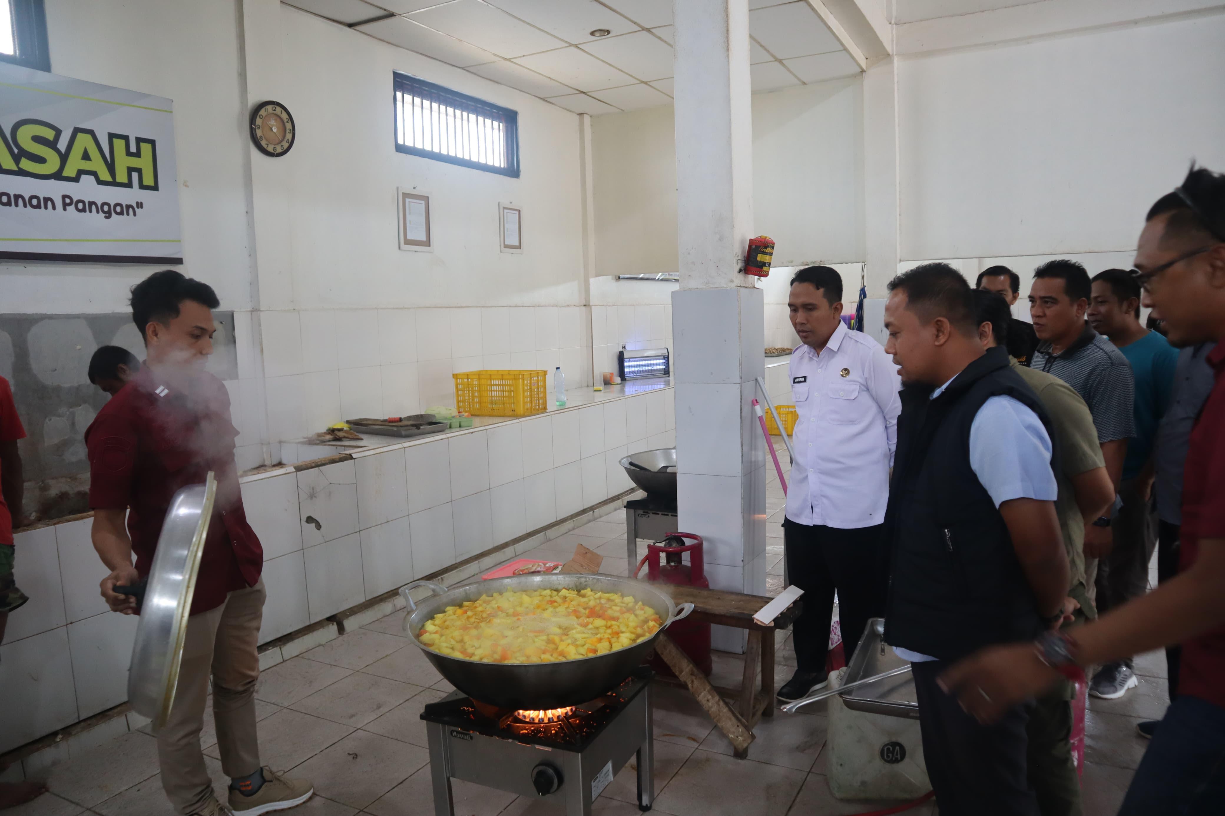 KELILING LAPAS: Wartawan melihat langsung aktivitas pembinaan warga binaan di Lapas Batulicin. (Foto: Zulqarnain/Radar Banjarmasin)