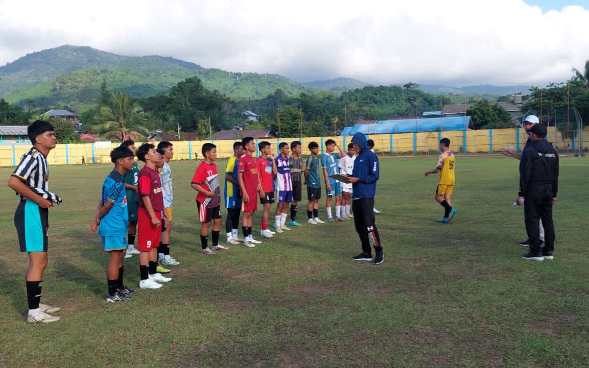 SELEKSI: Proses seleksi pemain yang akan memperkuat sepak bola Kotabaru di ajang Porprov Kalsel Tanah Laut Oktober mendatang. Foto: PSSI Kotabaru.