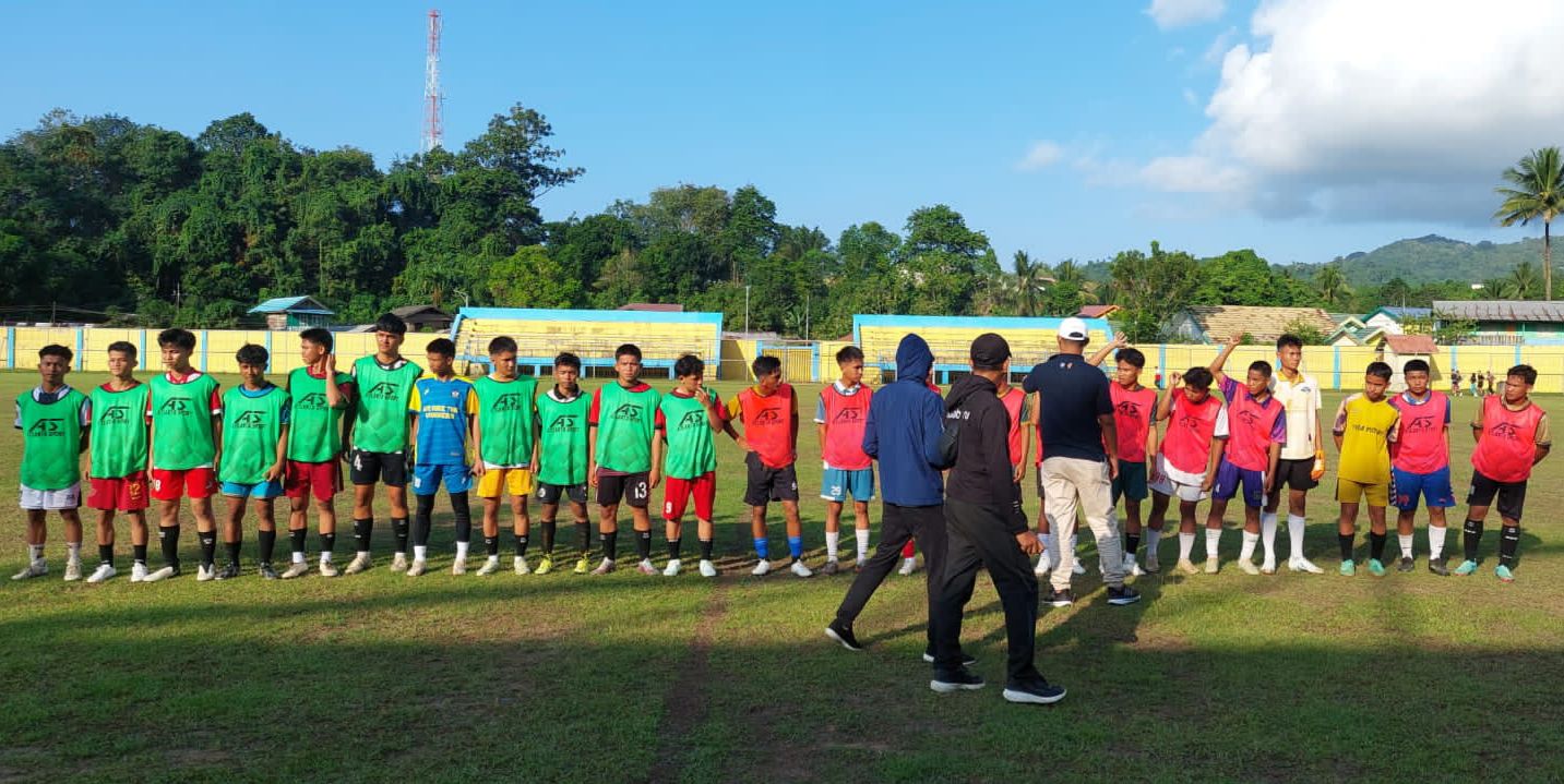 SELEKSI: Proses seleksi pemain yang akan memperkuat sepak bola Kotabaru di ajang Porprov Kalsel Tanah Laut Oktober mendatang. Foto: PSSI Kotabaru.