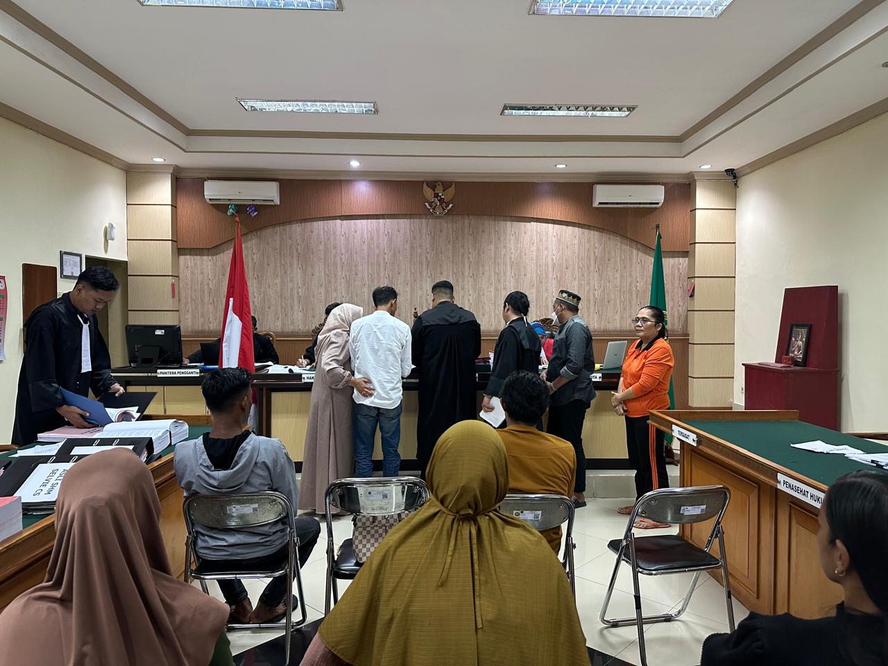 PEMERIKSAAN BUKTI: JPU Kejari Kotabaru menunjukkan alat bukti manipulasi identitas di hadapan majelis hakim PN Tipikor Banjarmasin pada Rabu (23/7/2025), dalam kasus penyelewengan dana KUR di BRI Caba